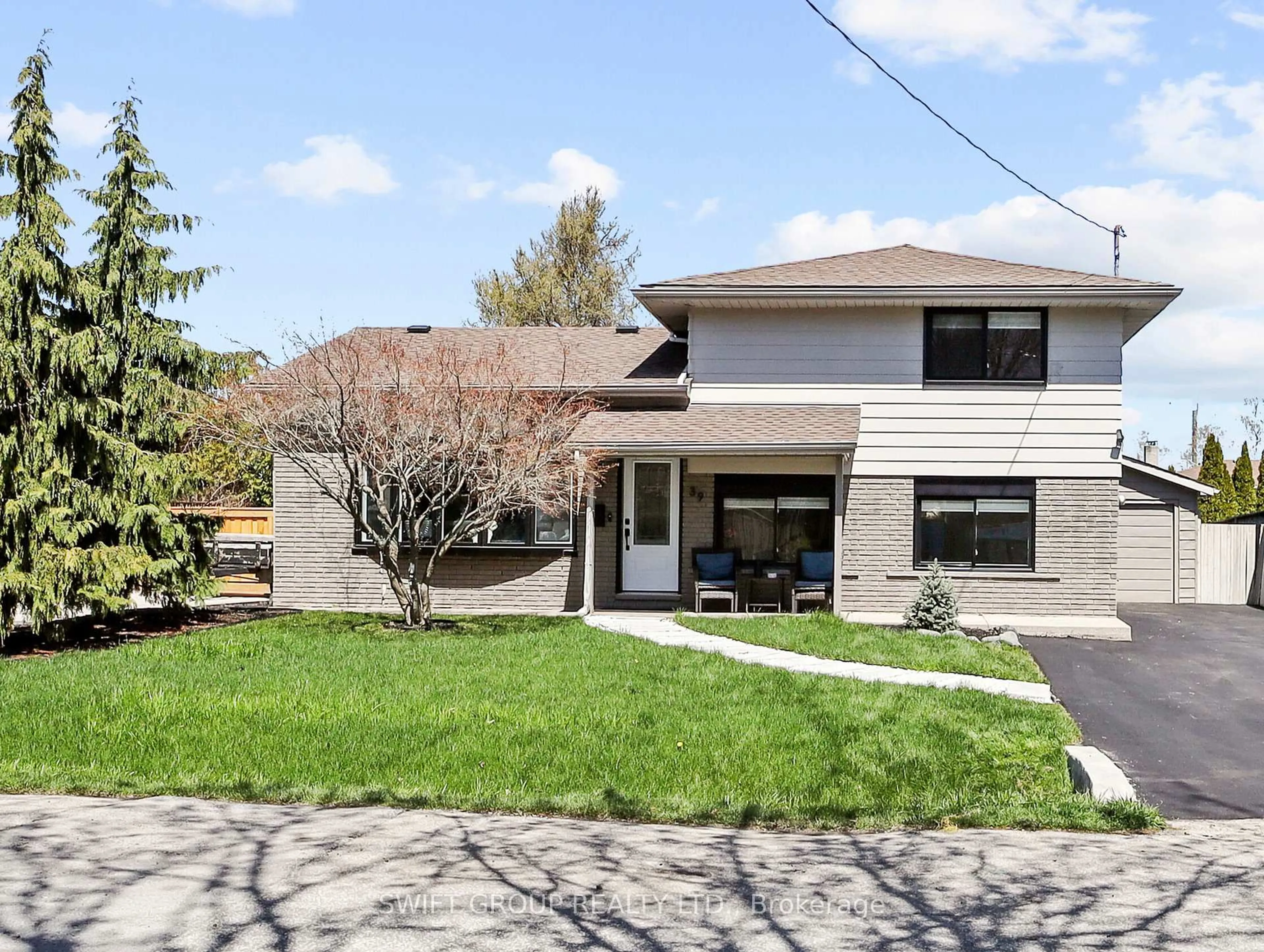 Home with vinyl exterior material, street for 39 Viking Dr, Grimsby Ontario L3M 3V2