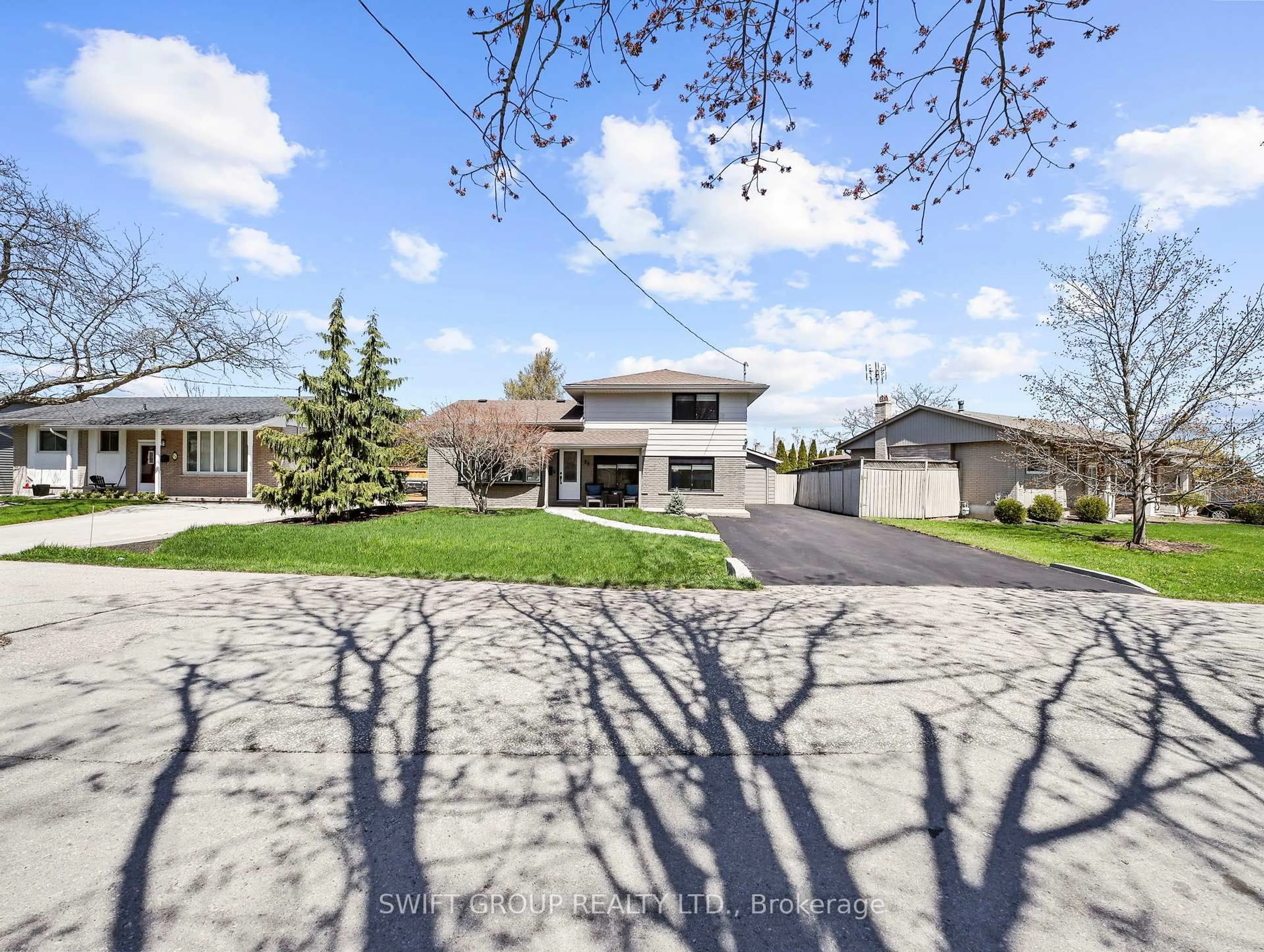 A pic from outside/outdoor area/front of a property/back of a property/a pic from drone, street for 39 Viking Dr, Grimsby Ontario L3M 3V2