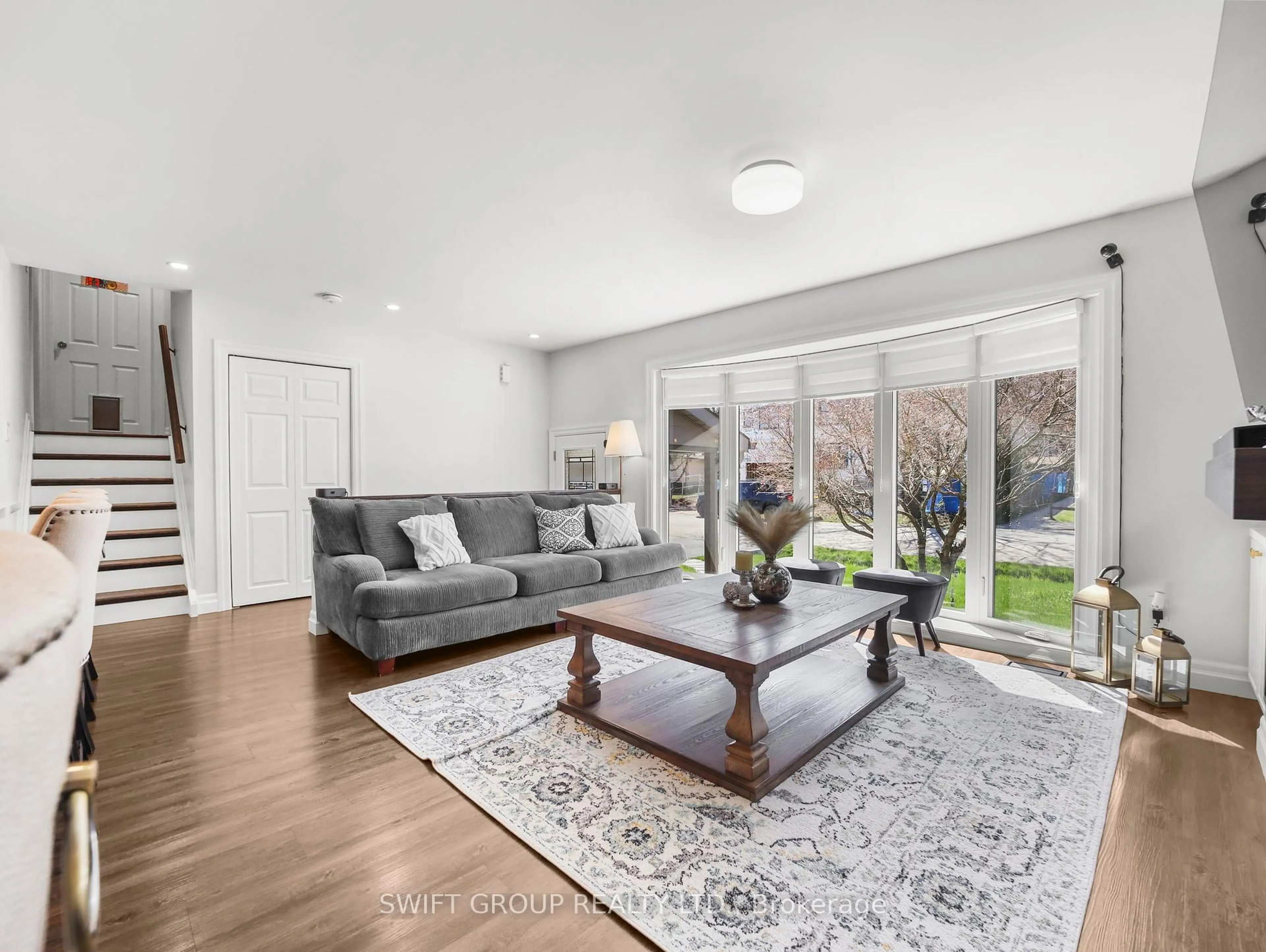 Living room with furniture, unknown for 39 Viking Dr, Grimsby Ontario L3M 3V2