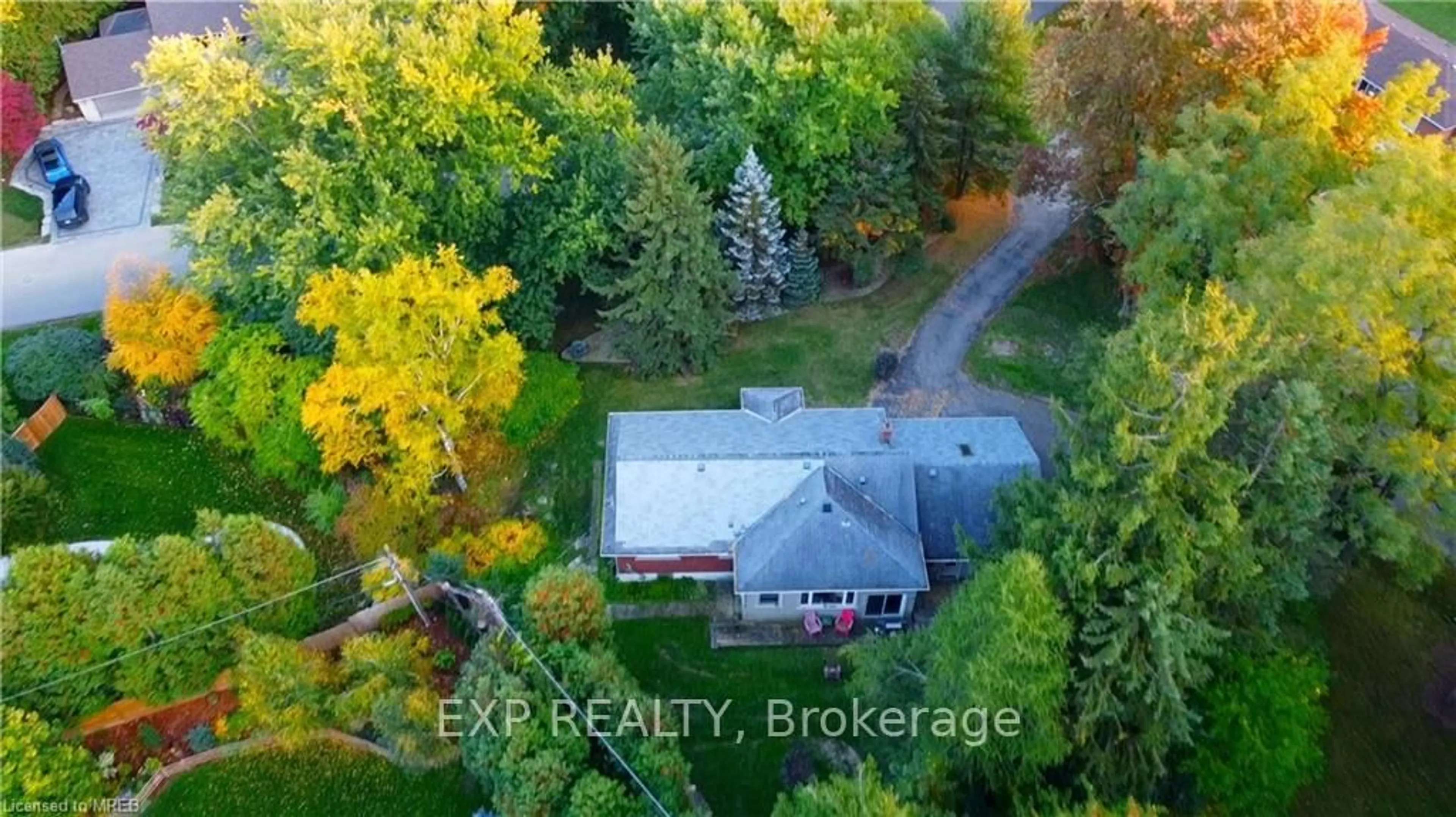 A pic from outside/outdoor area/front of a property/back of a property/a pic from drone, unknown for 376 Philip Pl #B, Hamilton Ontario L9G 3G8