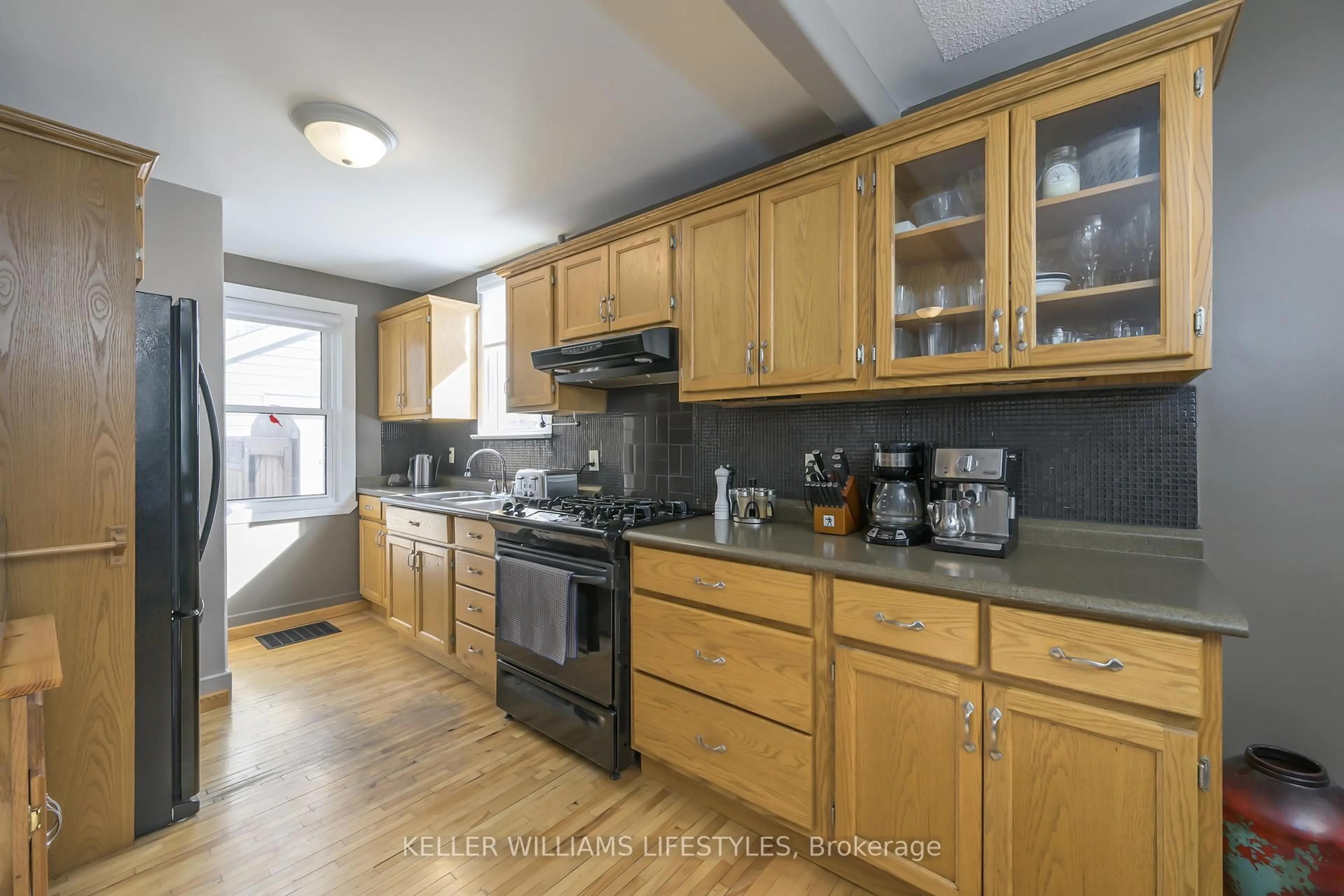 Standard kitchen, unknown for 1190 Albany St, London East Ontario N5W 3L7