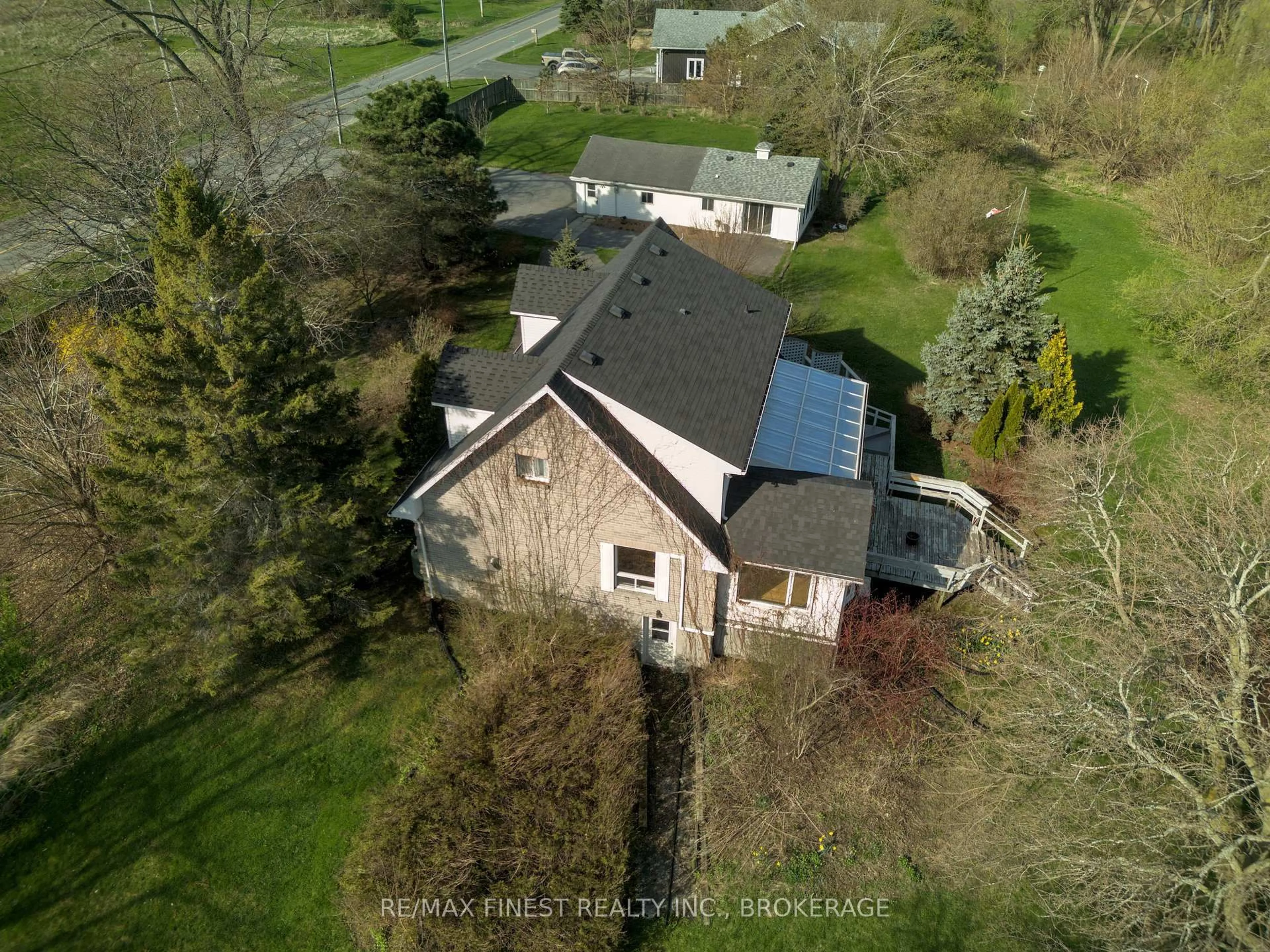 A pic from outside/outdoor area/front of a property/back of a property/a pic from drone, building for 9820 Front Rd, Stella Ontario K0H 2S0
