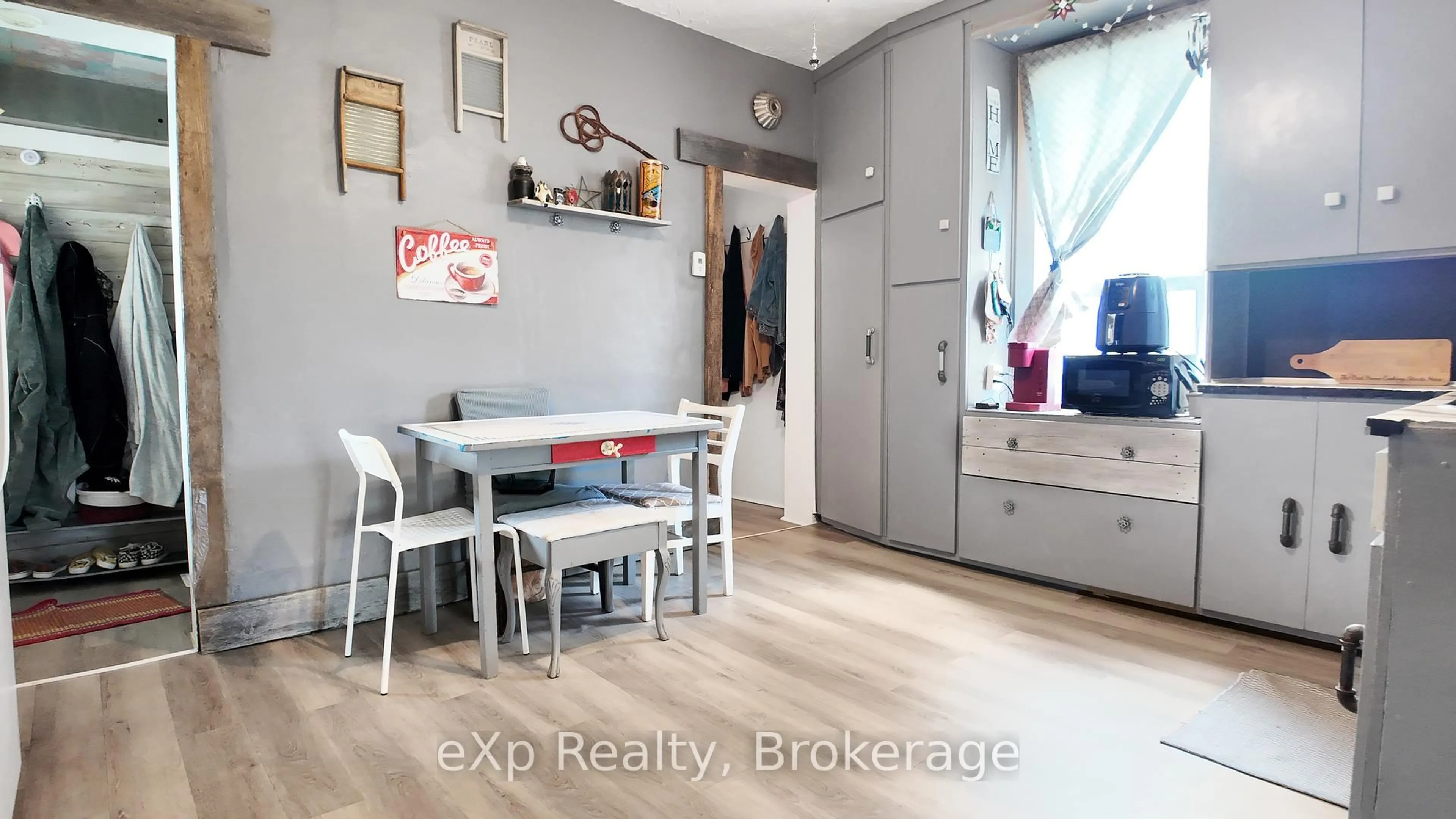 Dining room, wood/laminate floor for 258 8th St, Hanover Ontario N4N 1J7