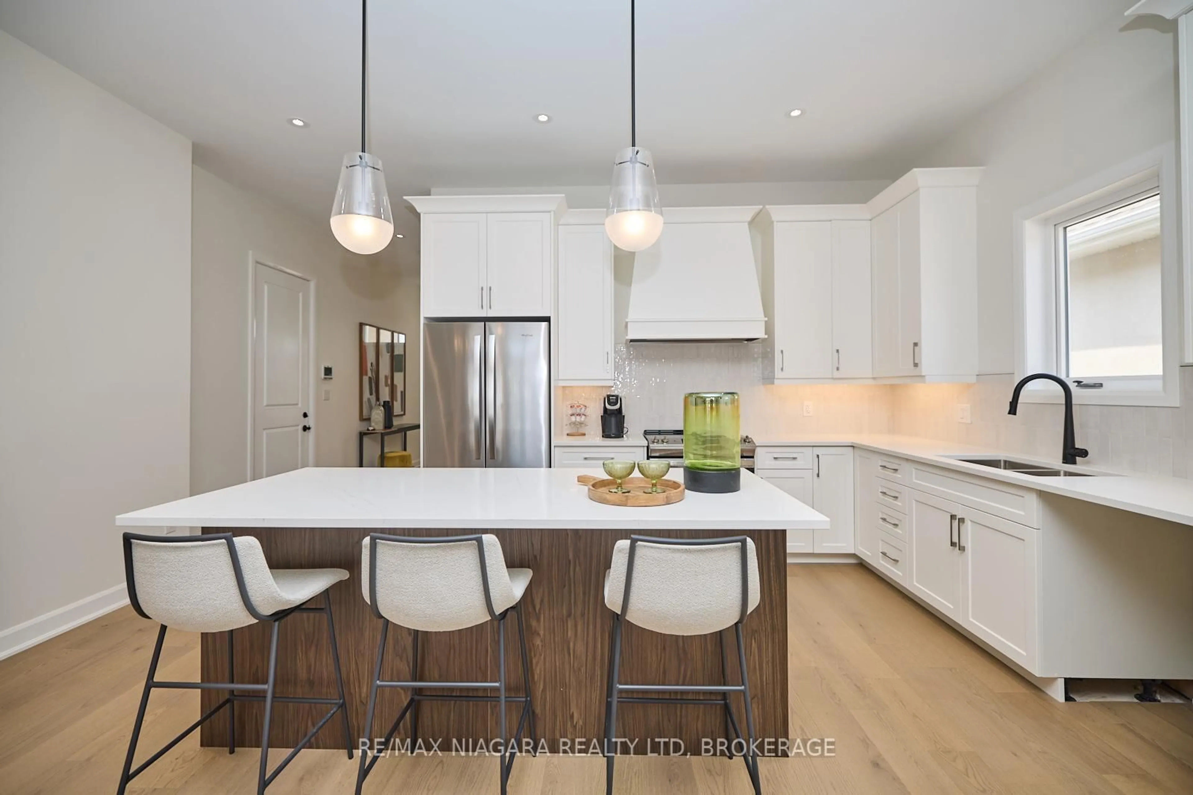 Open concept kitchen, wood/laminate floor for 10 BUTTERNUT Cres, Fort Erie Ontario L0S 1N0