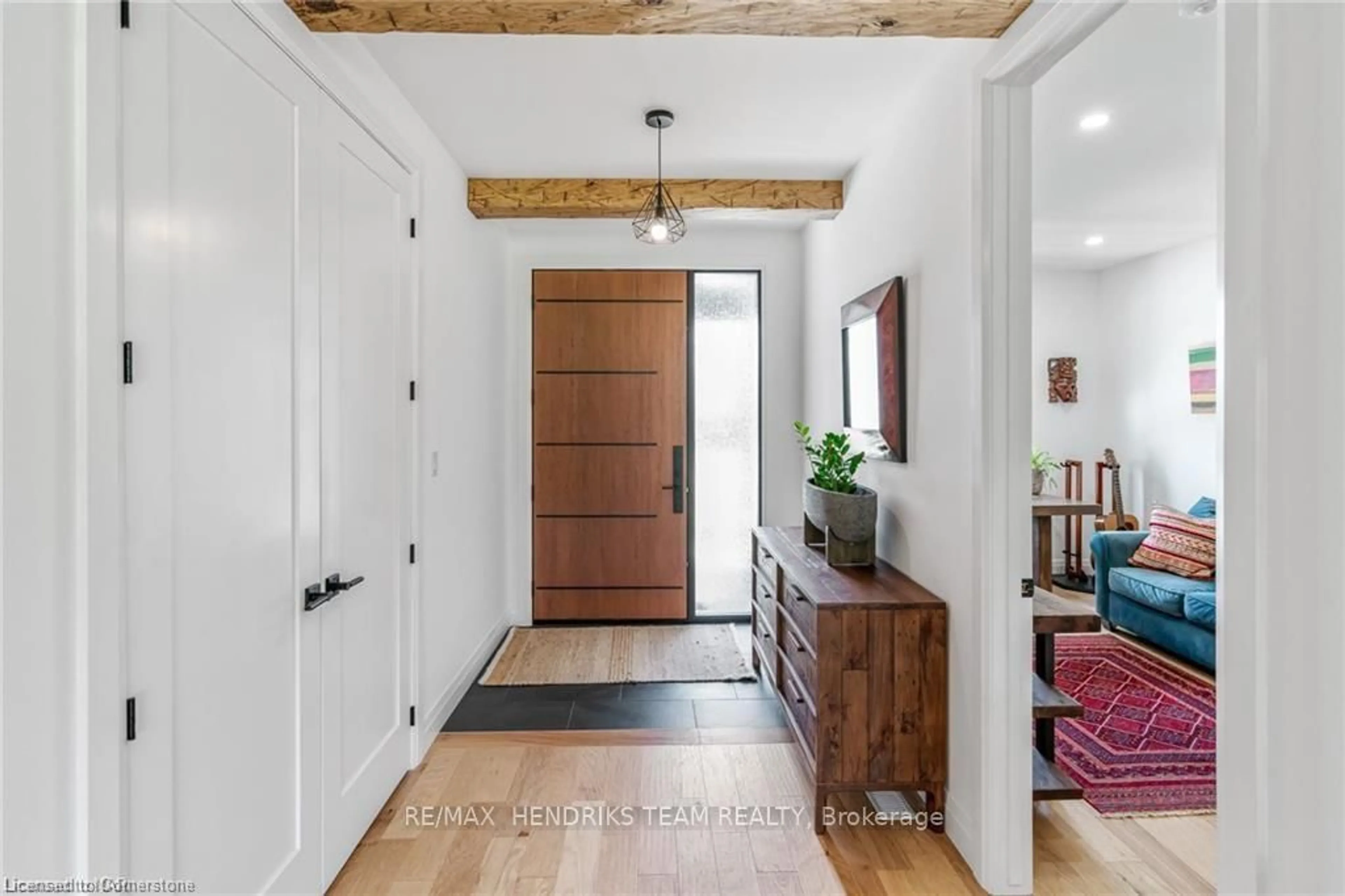 Indoor entryway for 1007 CLARE Ave, Pelham Ontario L3C 3C2