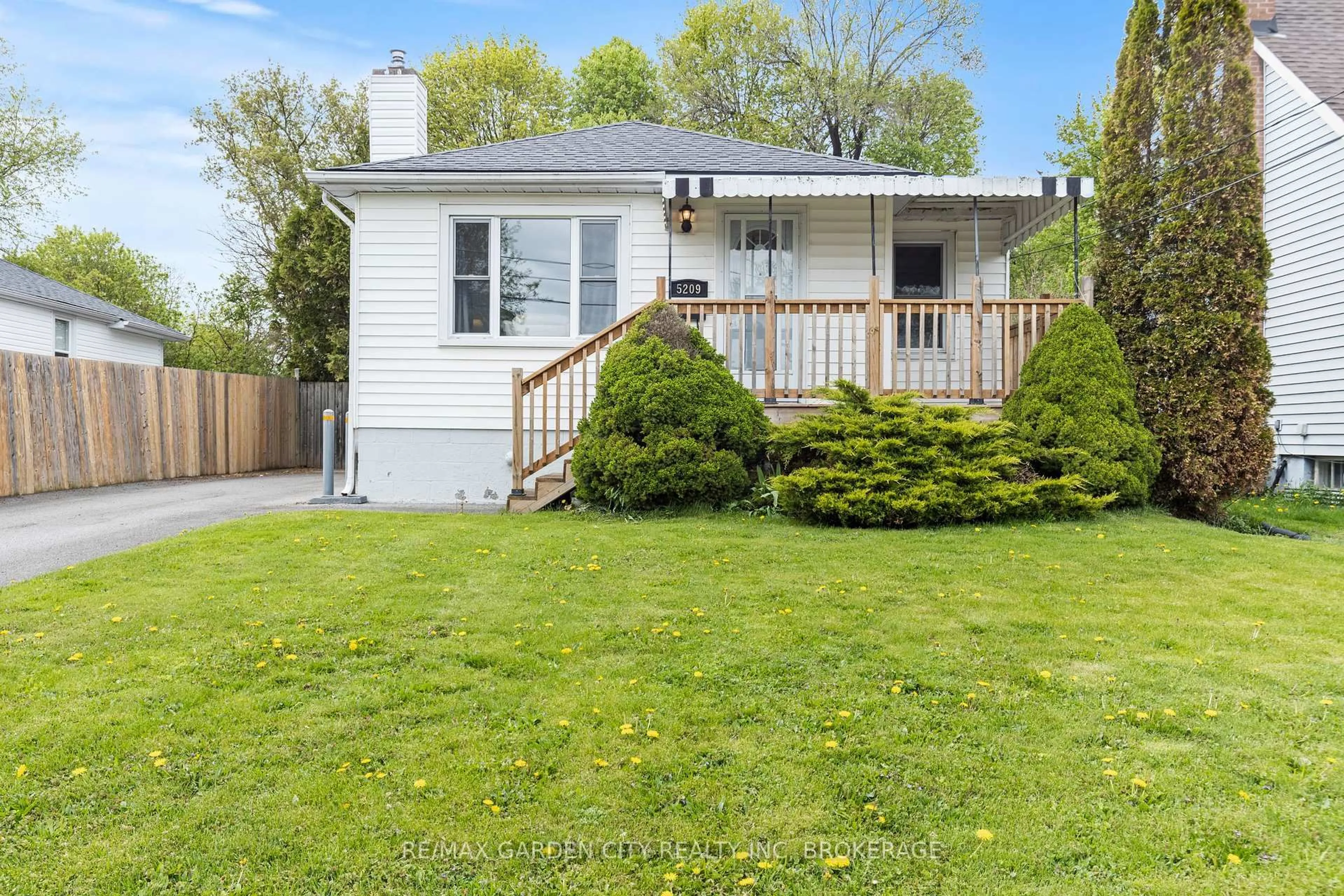 Home with vinyl exterior material, street for 5209 Ontario Ave, Niagara Falls Ontario L2E 3R7