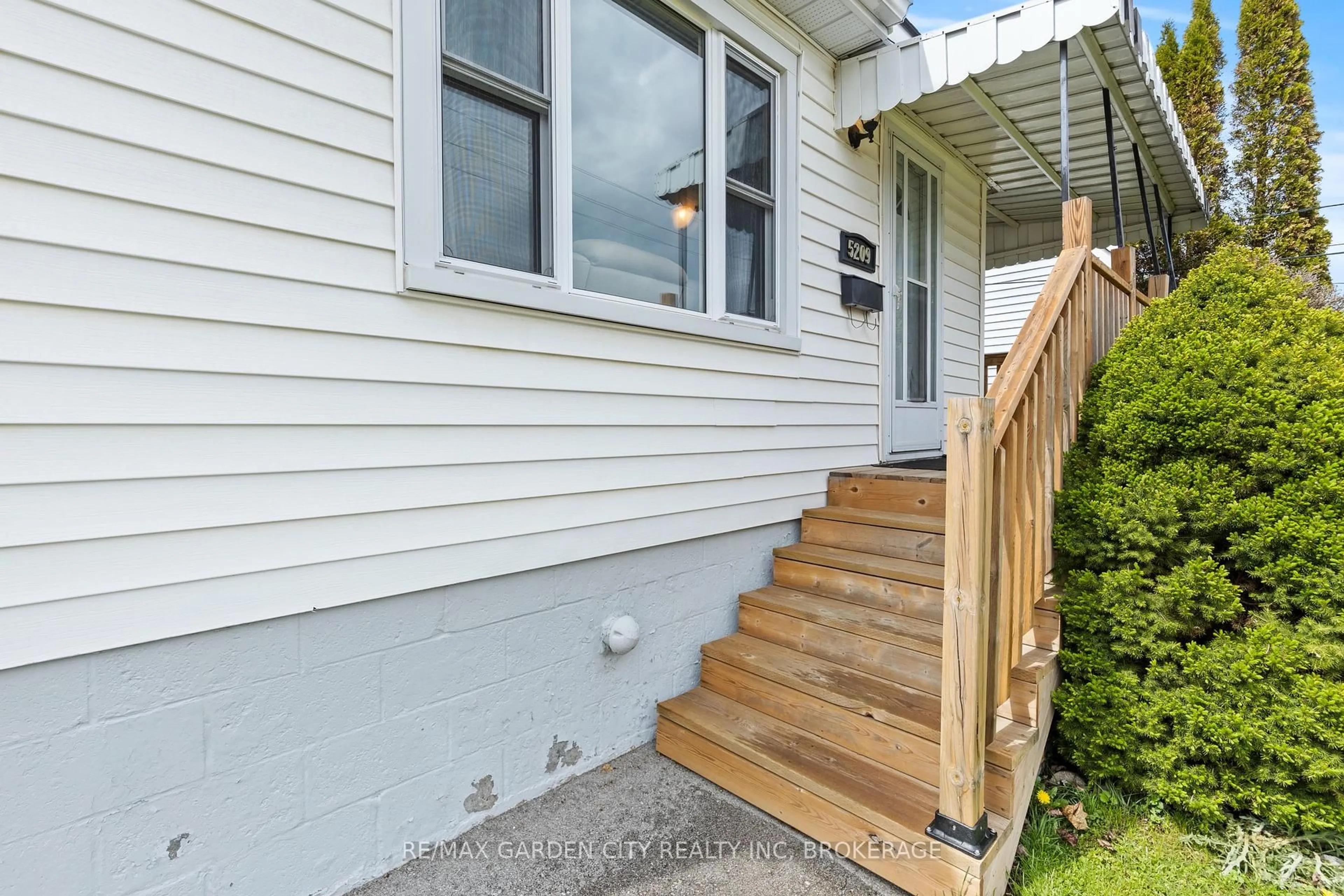 Home with vinyl exterior material, street for 5209 Ontario Ave, Niagara Falls Ontario L2E 3R7