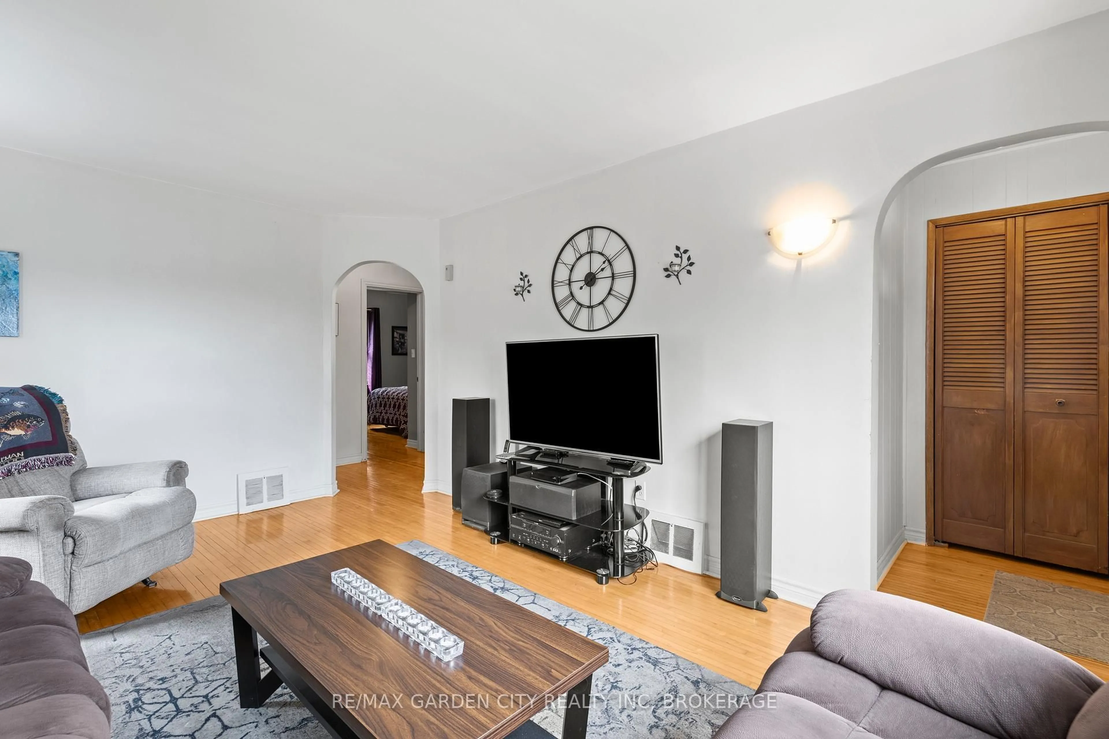 Living room with furniture, unknown for 5209 Ontario Ave, Niagara Falls Ontario L2E 3R7