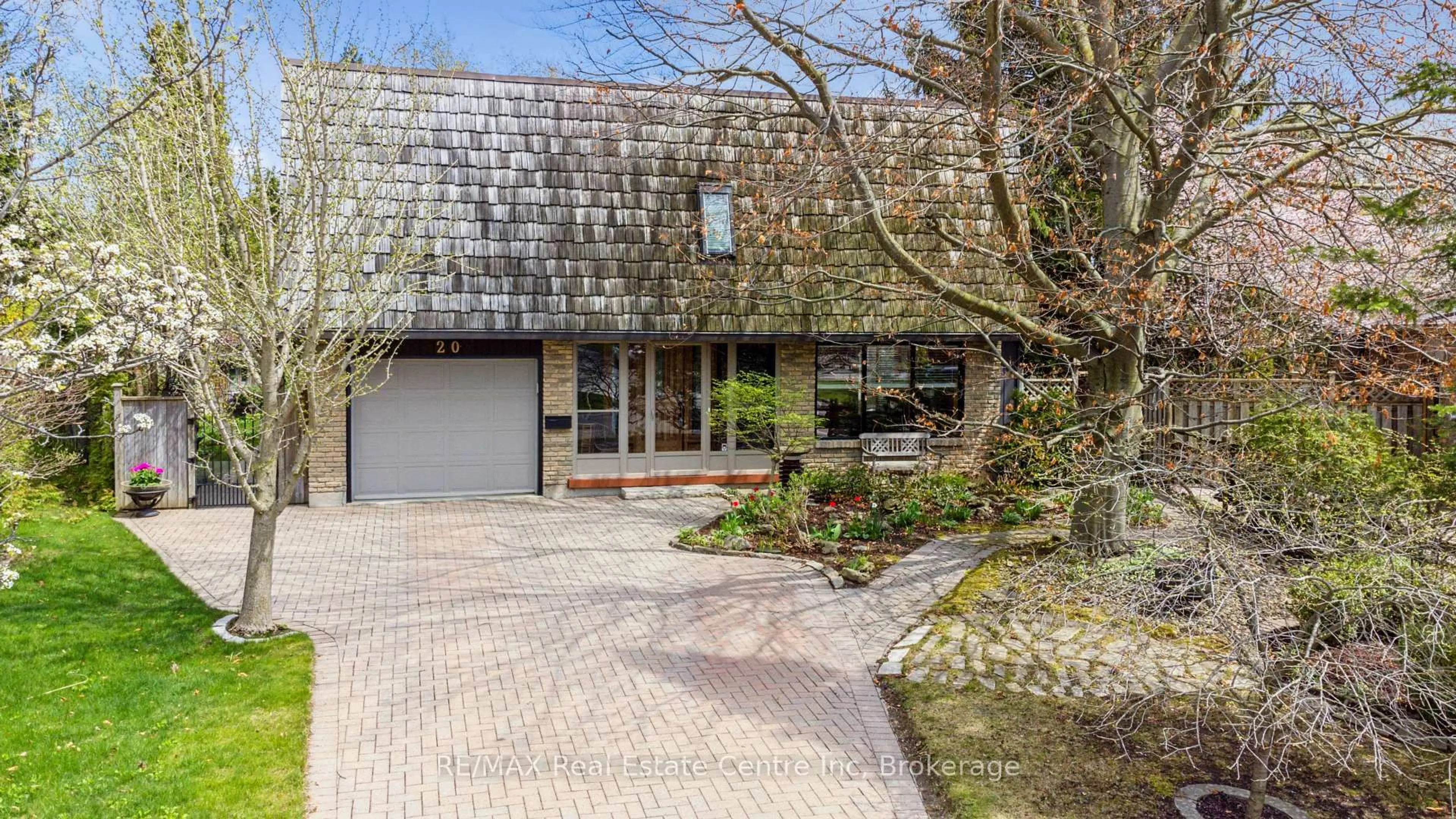 A pic from outside/outdoor area/front of a property/back of a property/a pic from drone, street for 20 Lisa Lane, Guelph Ontario N1H 7H7