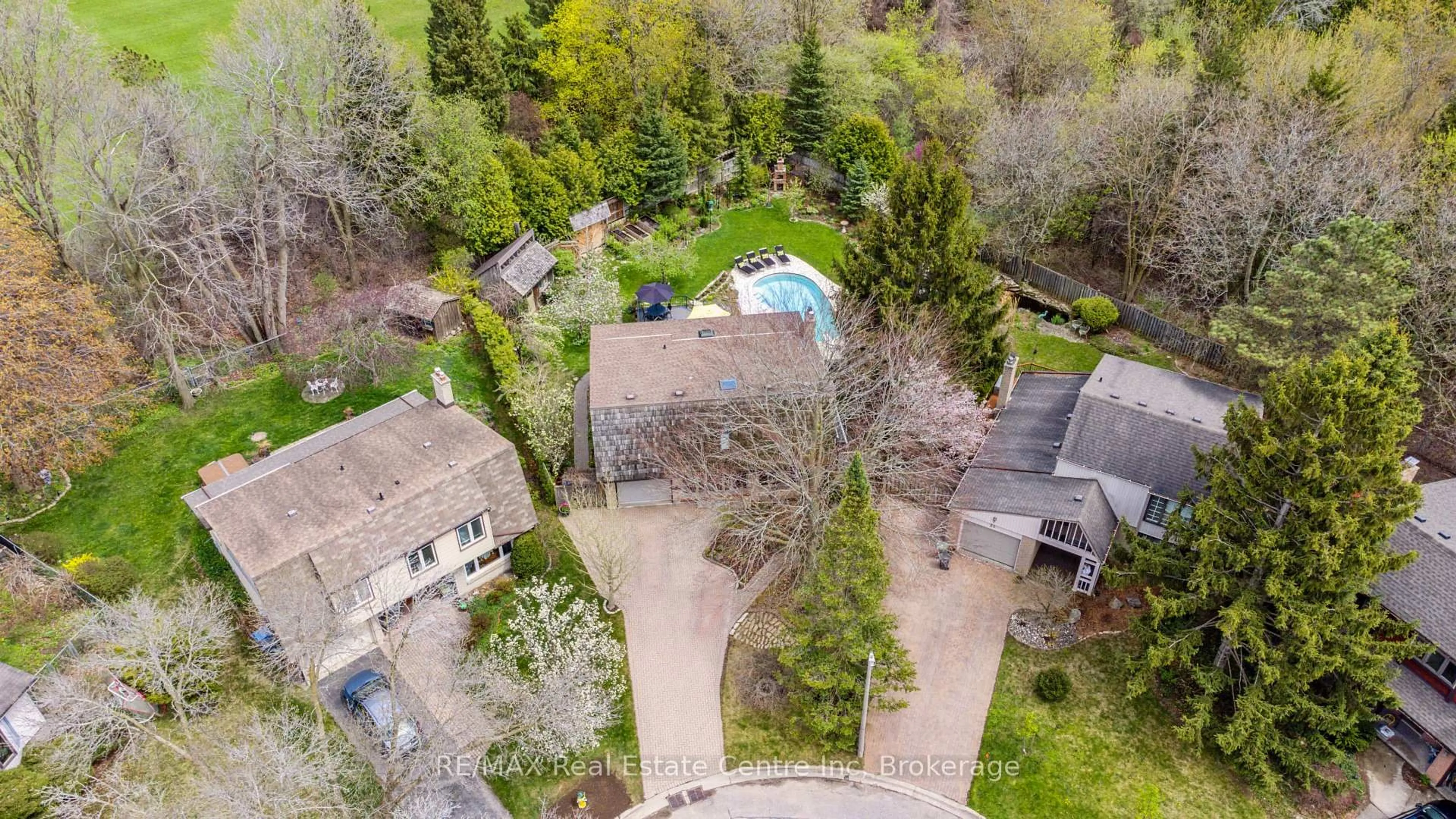 A pic from outside/outdoor area/front of a property/back of a property/a pic from drone, street for 20 Lisa Lane, Guelph Ontario N1H 7H7