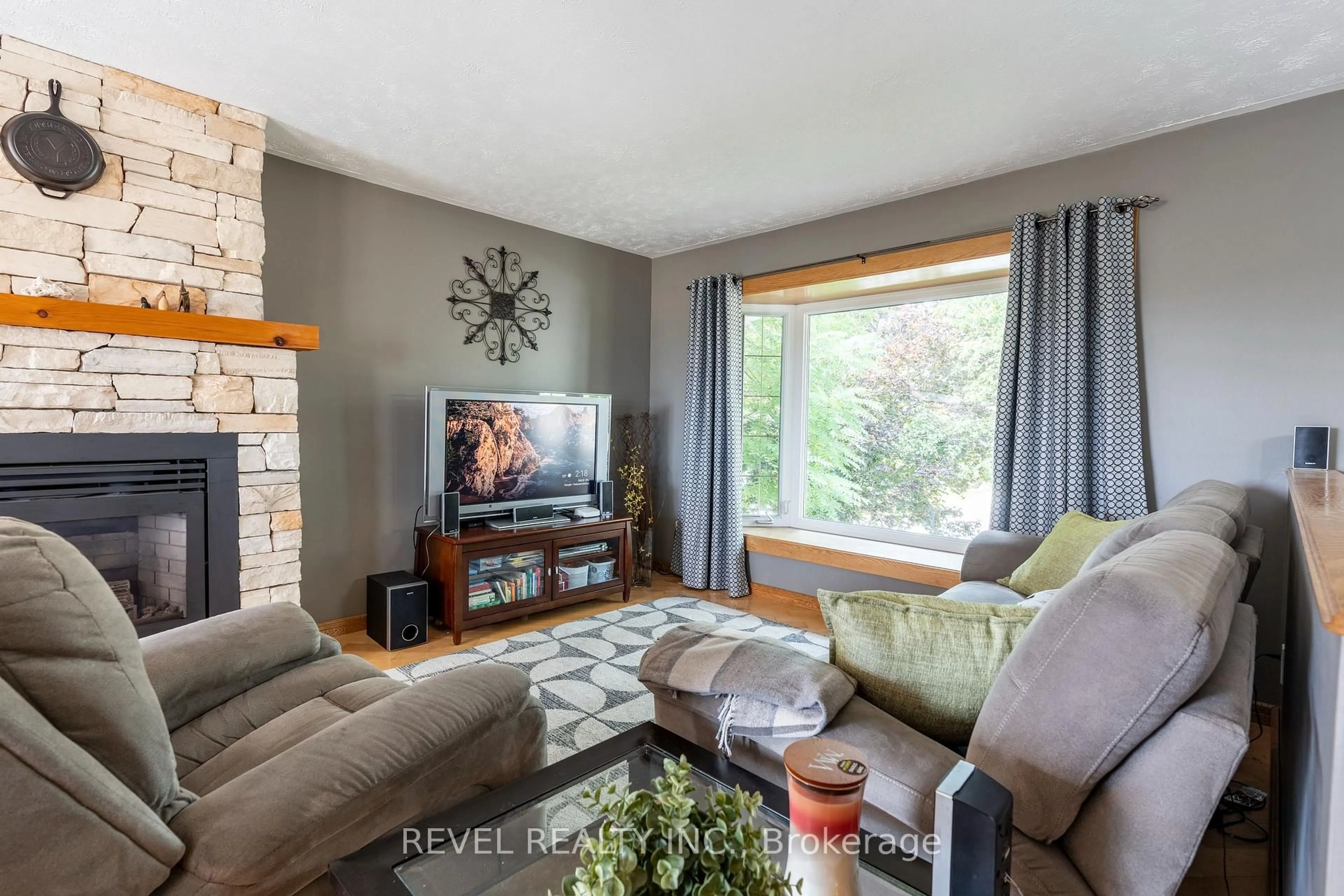 Living room with furniture, unknown for 29 Armstrong Cres, Grey Highlands Ontario N0C 1H0