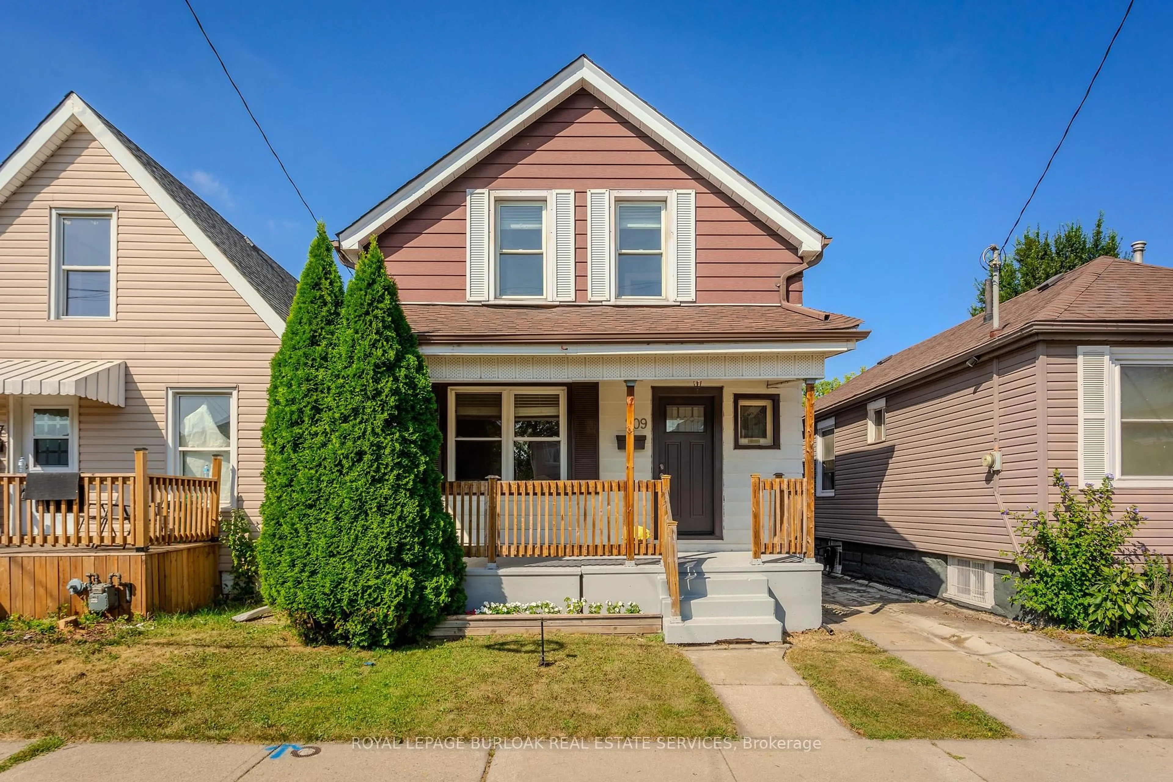 Home with vinyl exterior material, street for 209 Weir St, Hamilton Ontario L8H 5G2