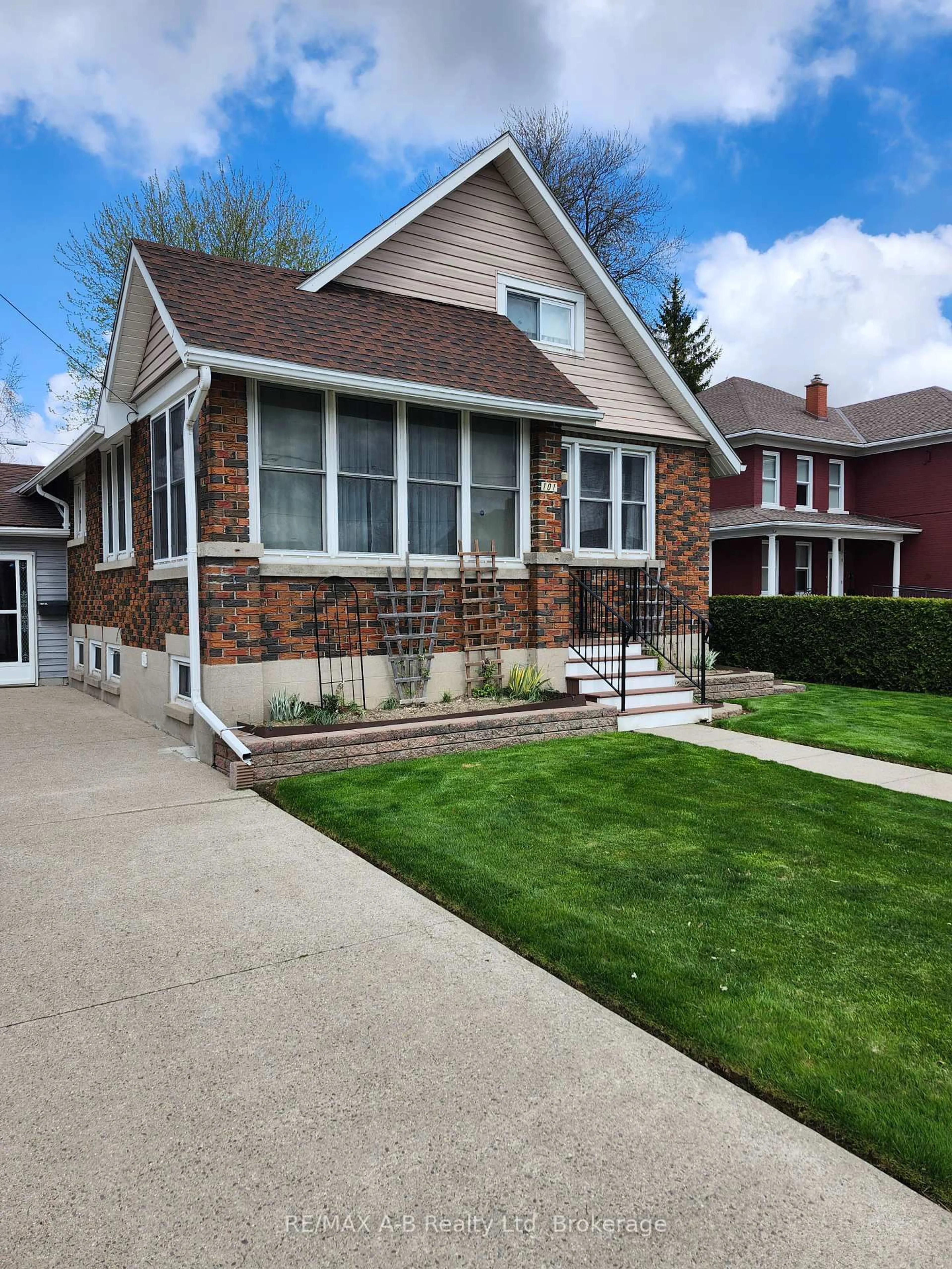Home with vinyl exterior material, street for 101 Montreal St St, West Perth Ontario N0K 1N0