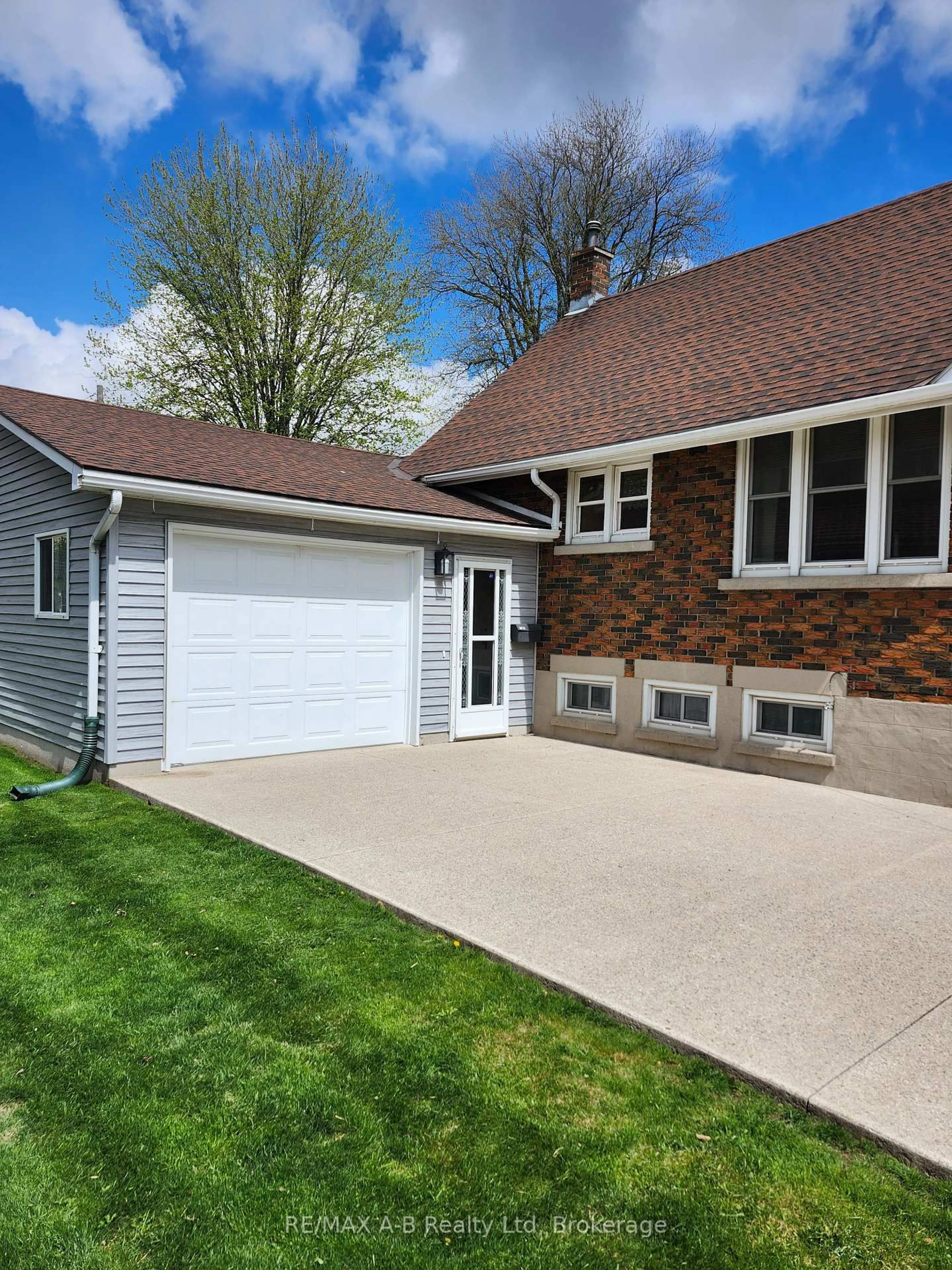 Home with vinyl exterior material, street for 101 Montreal St St, West Perth Ontario N0K 1N0