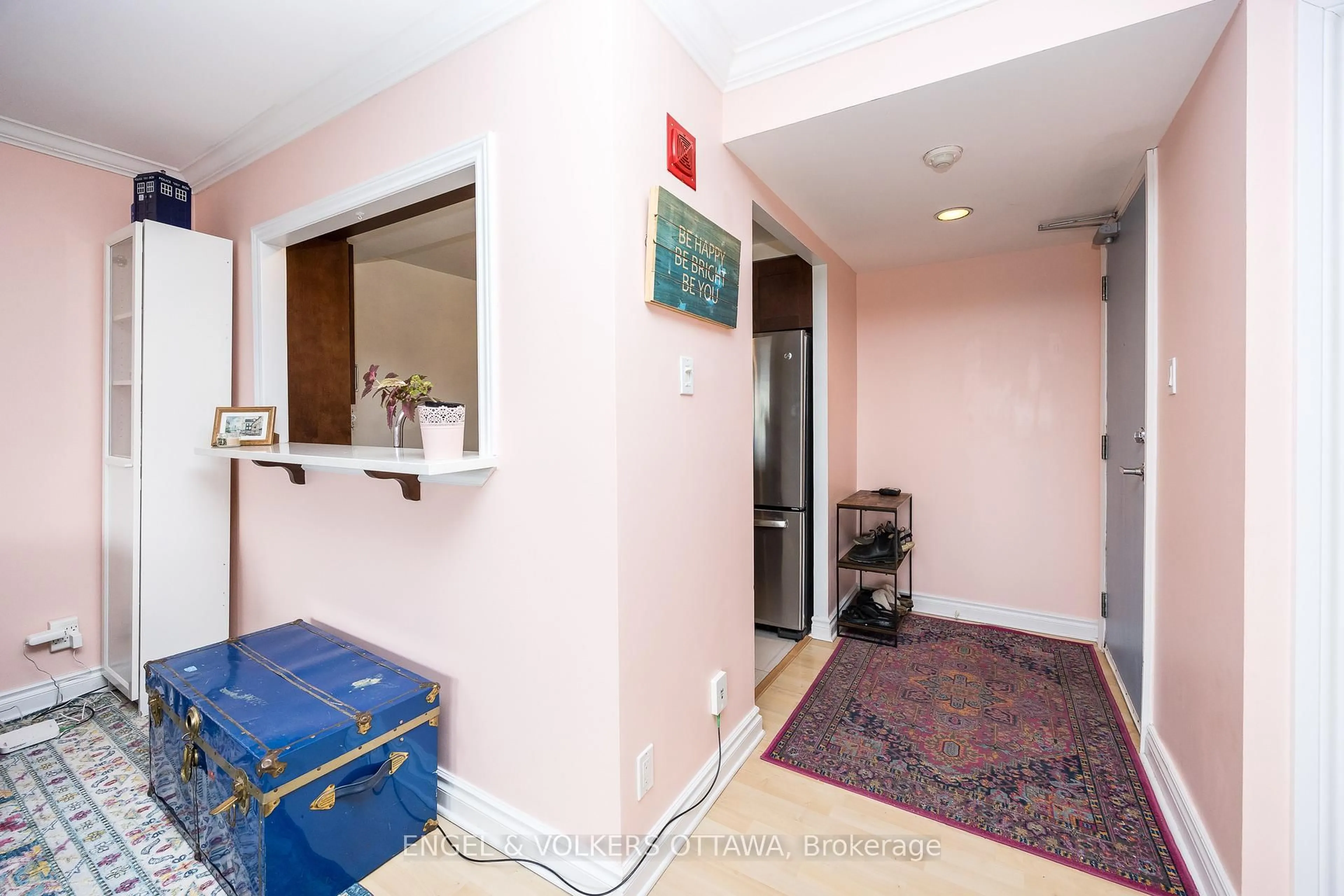 Indoor entryway for 45 Holland Ave #607, Ottawa Ontario K1Y 4S3