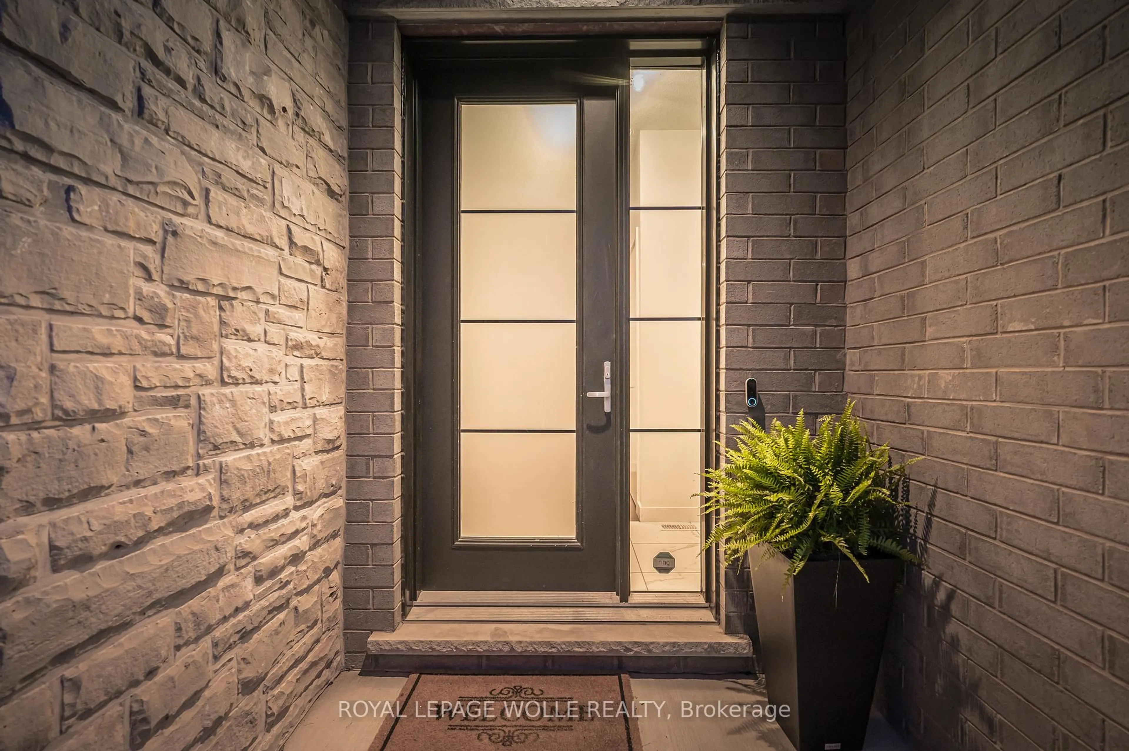 Indoor entryway for 869 Robert Ferrie Dr, Kitchener Ontario N2R 0P2