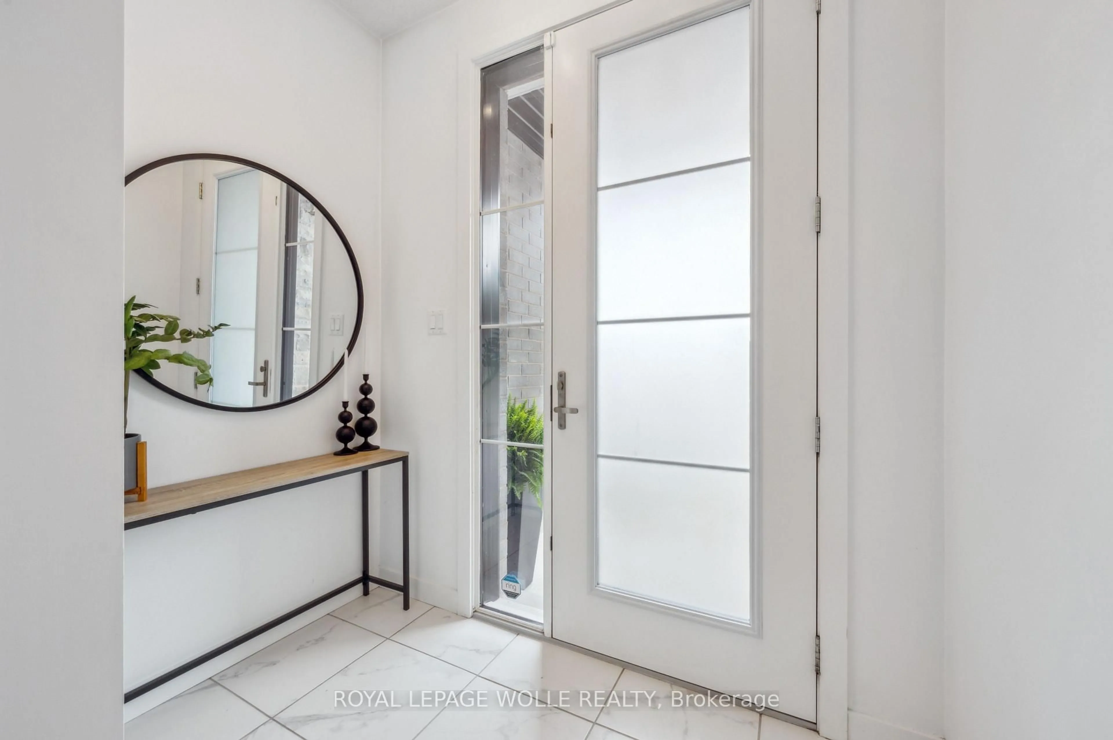 Indoor entryway for 869 Robert Ferrie Dr, Kitchener Ontario N2R 0P2