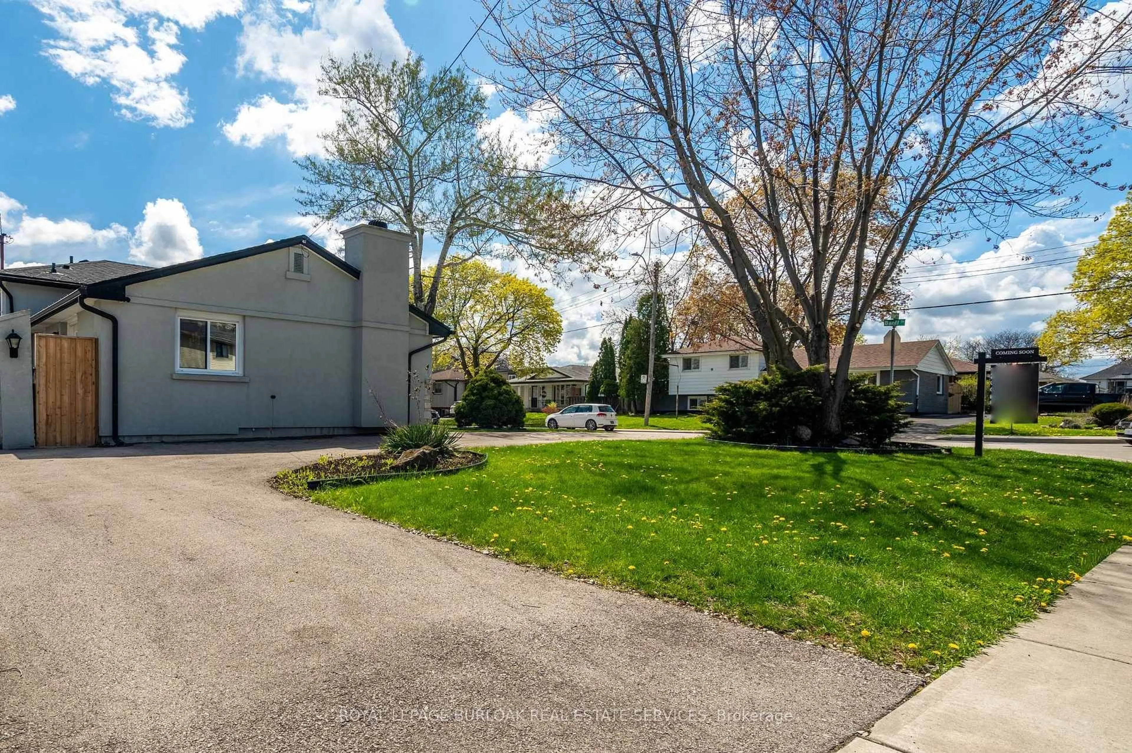 Patio, street for 3 Banff Dr, Hamilton Ontario L8T 3B6