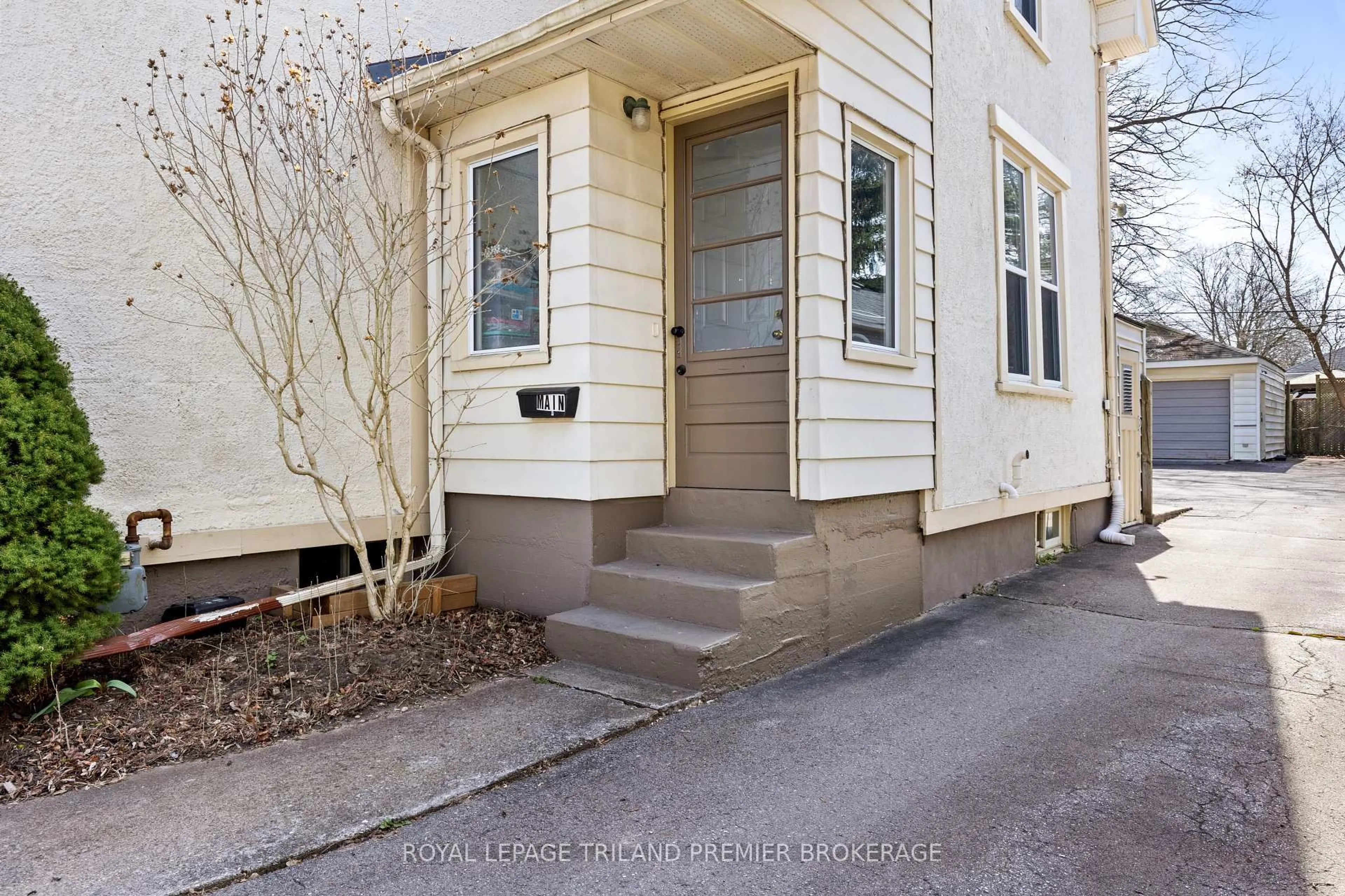 Indoor entryway for 1284 Springbank Ave, London South Ontario N6K 1Z8