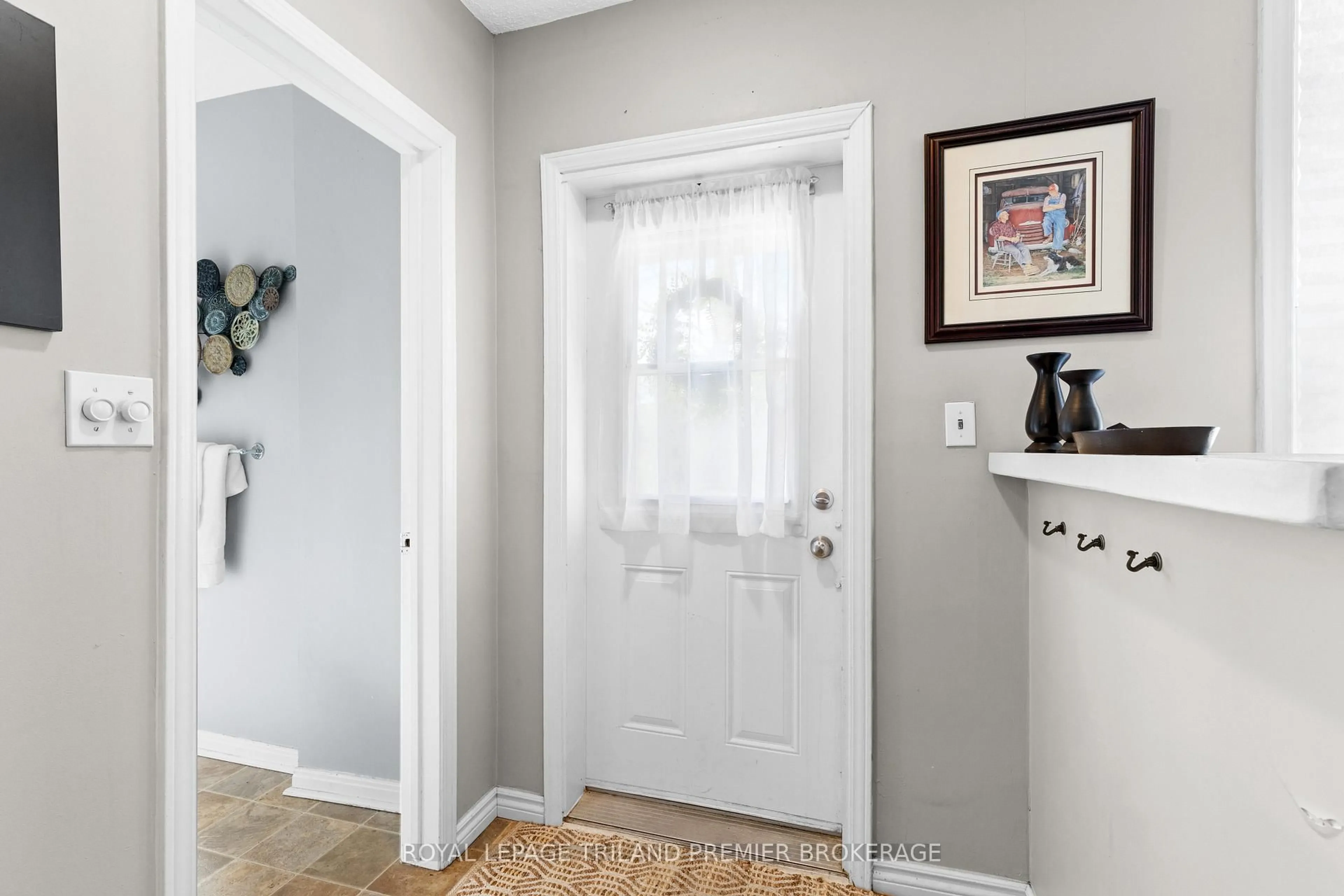 Indoor entryway for 1284 Springbank Ave, London South Ontario N6K 1Z8