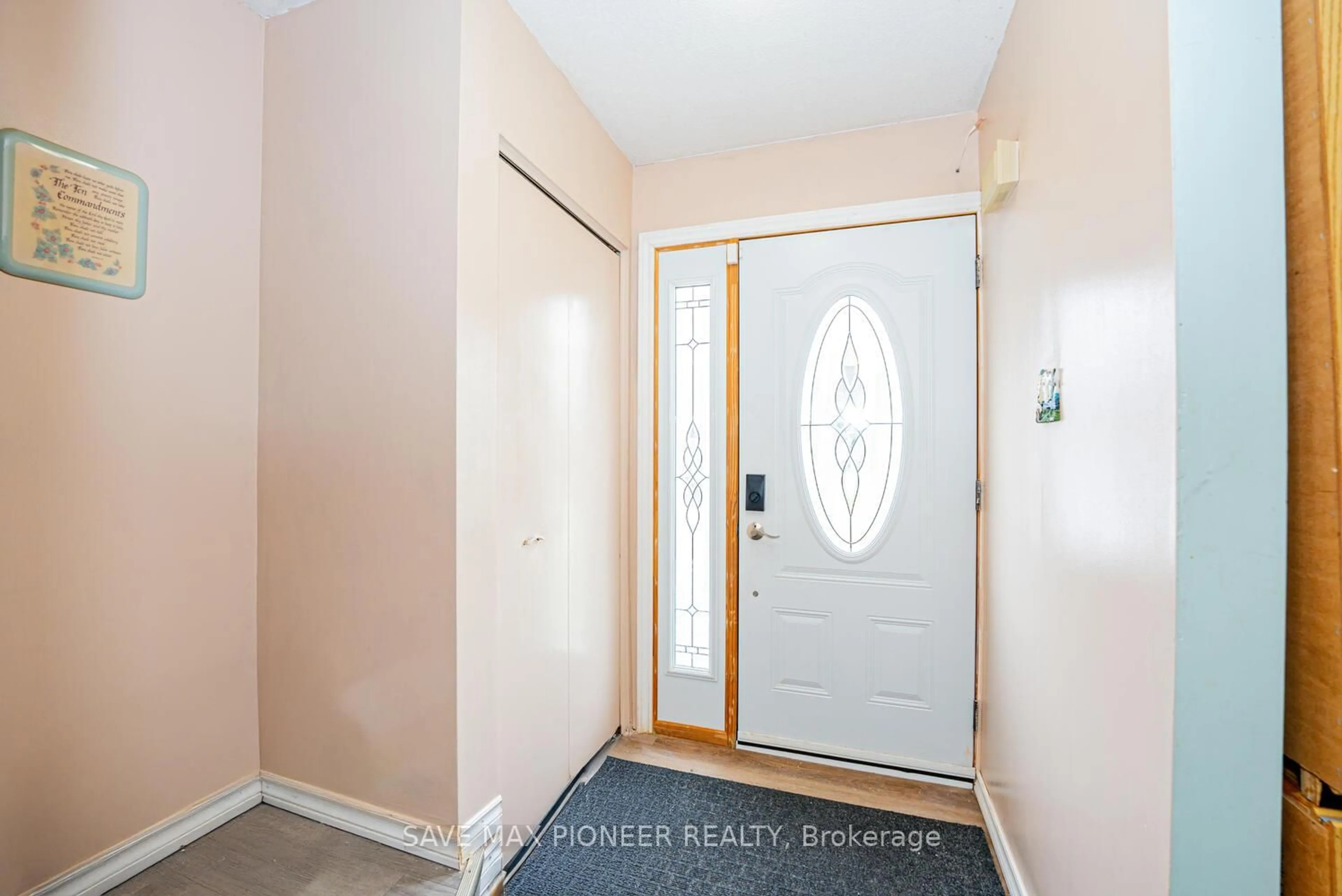 Indoor entryway for 164 Green Valley Dr, Kitchener Ontario N2P 1C4