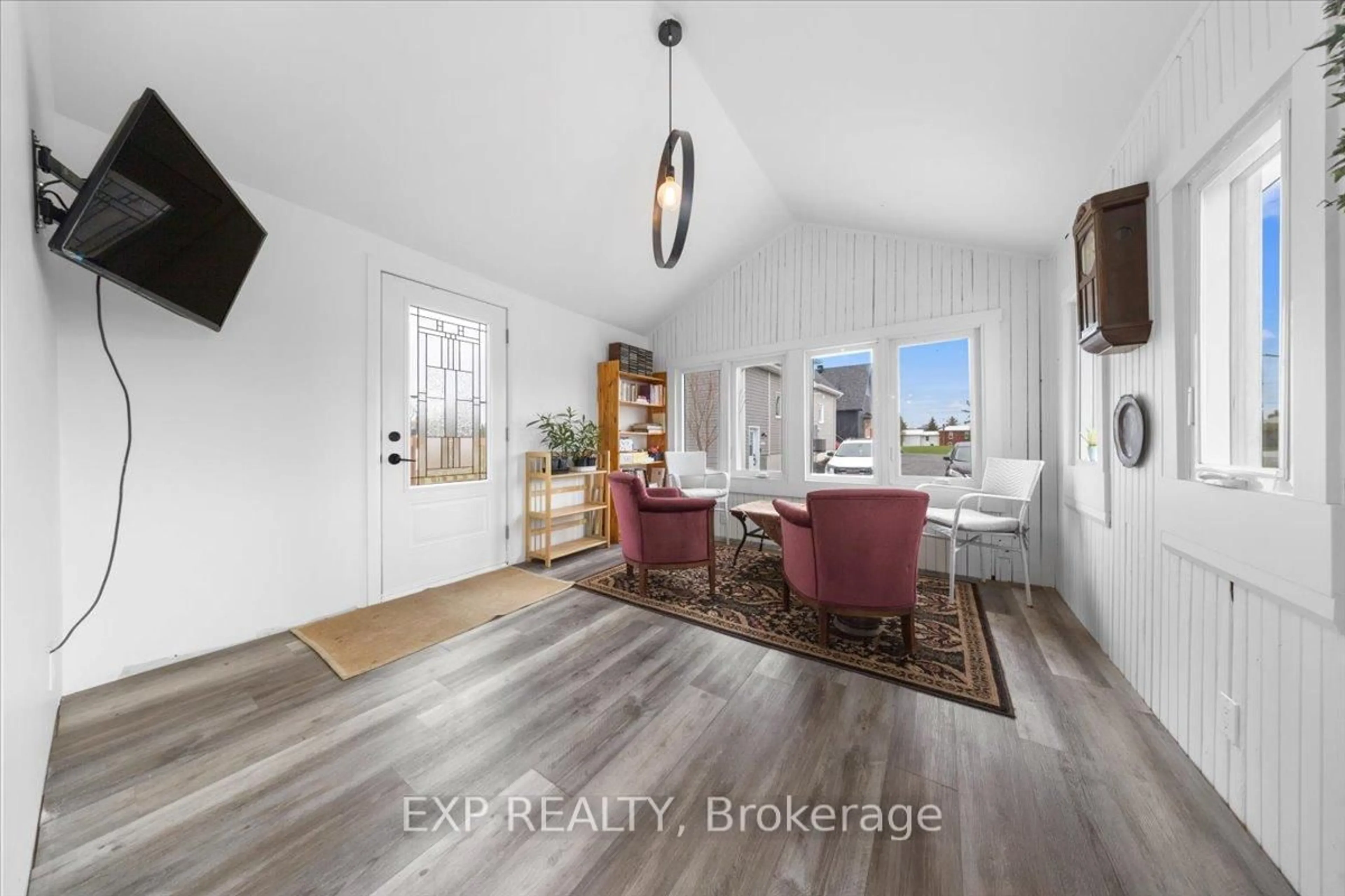 Indoor entryway for 4953 Highway 34 Highway, Champlain Ontario K0B 1R0
