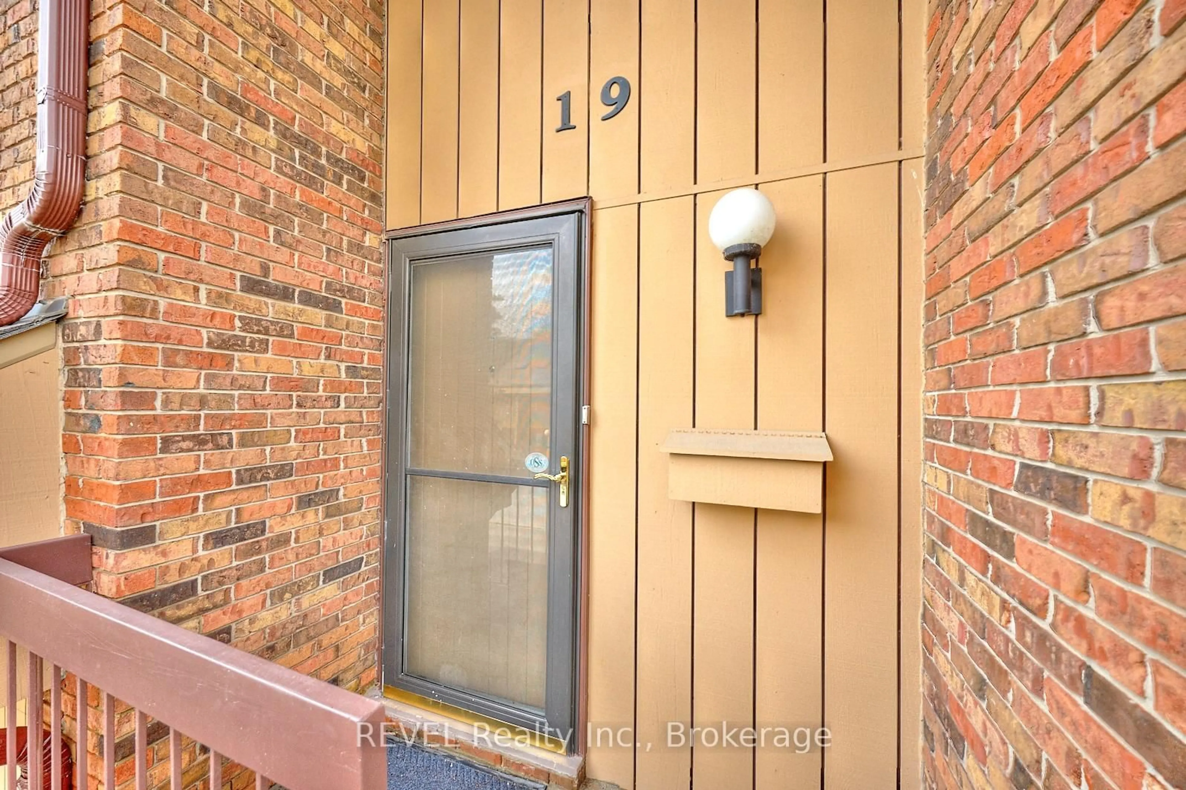 Indoor entryway for 178 Scott St #19, St. Catharines Ontario L2N 6Y5