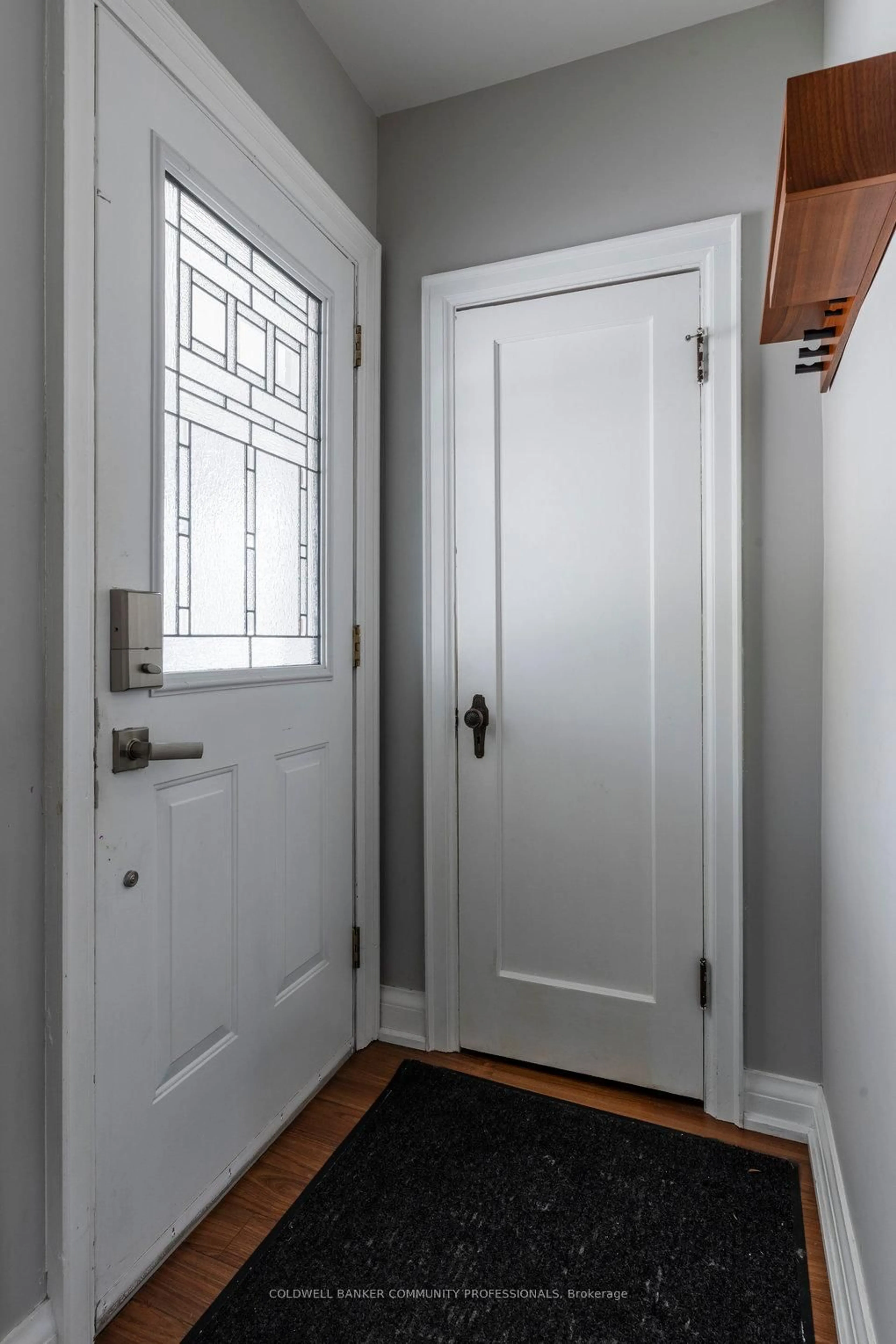 Indoor entryway for 938 Lawrence Rd, Hamilton Ontario L8K 2A6