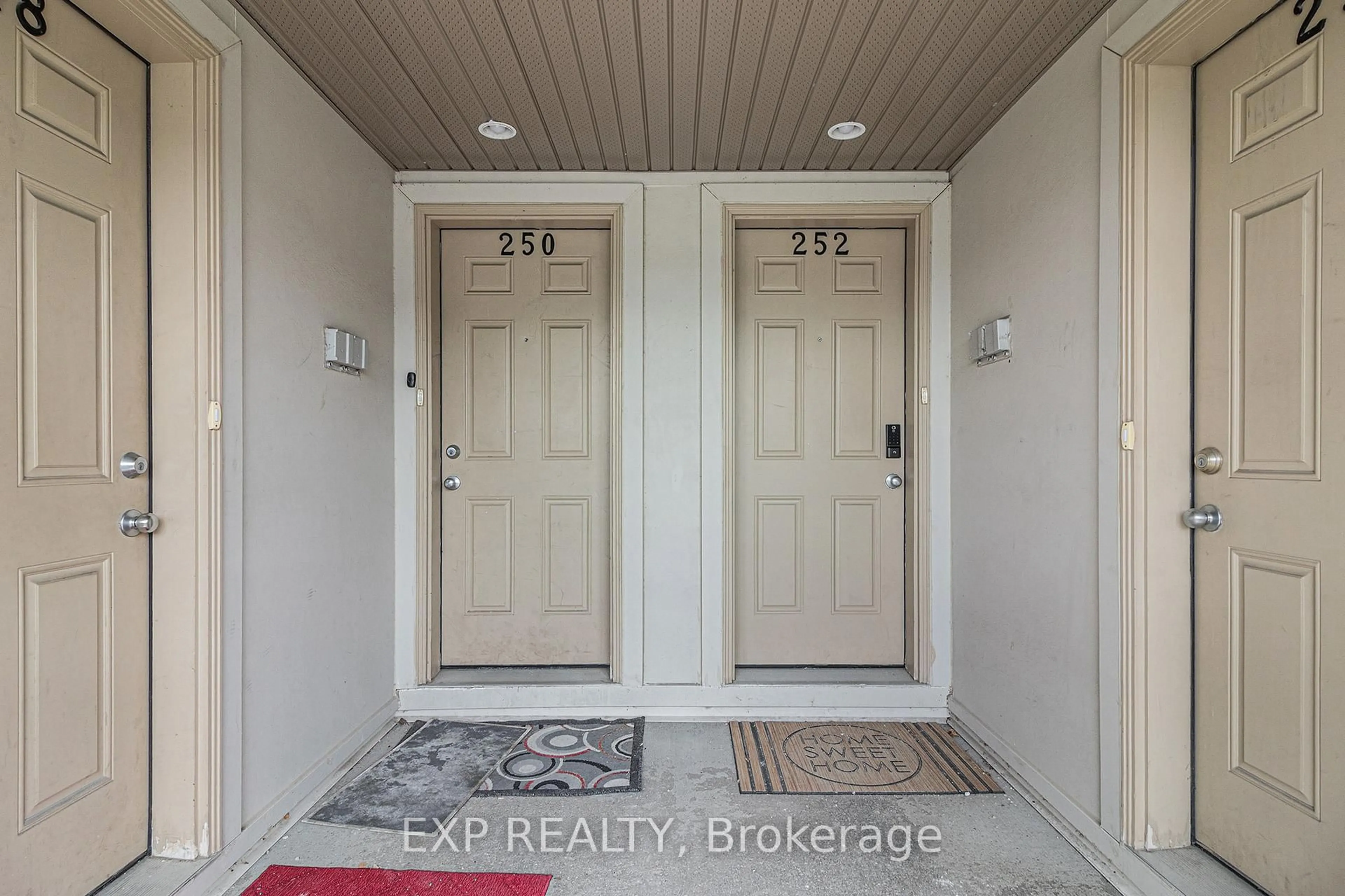 Indoor entryway for 250 SHANLY Private, Ottawa Ontario K2J 5X6