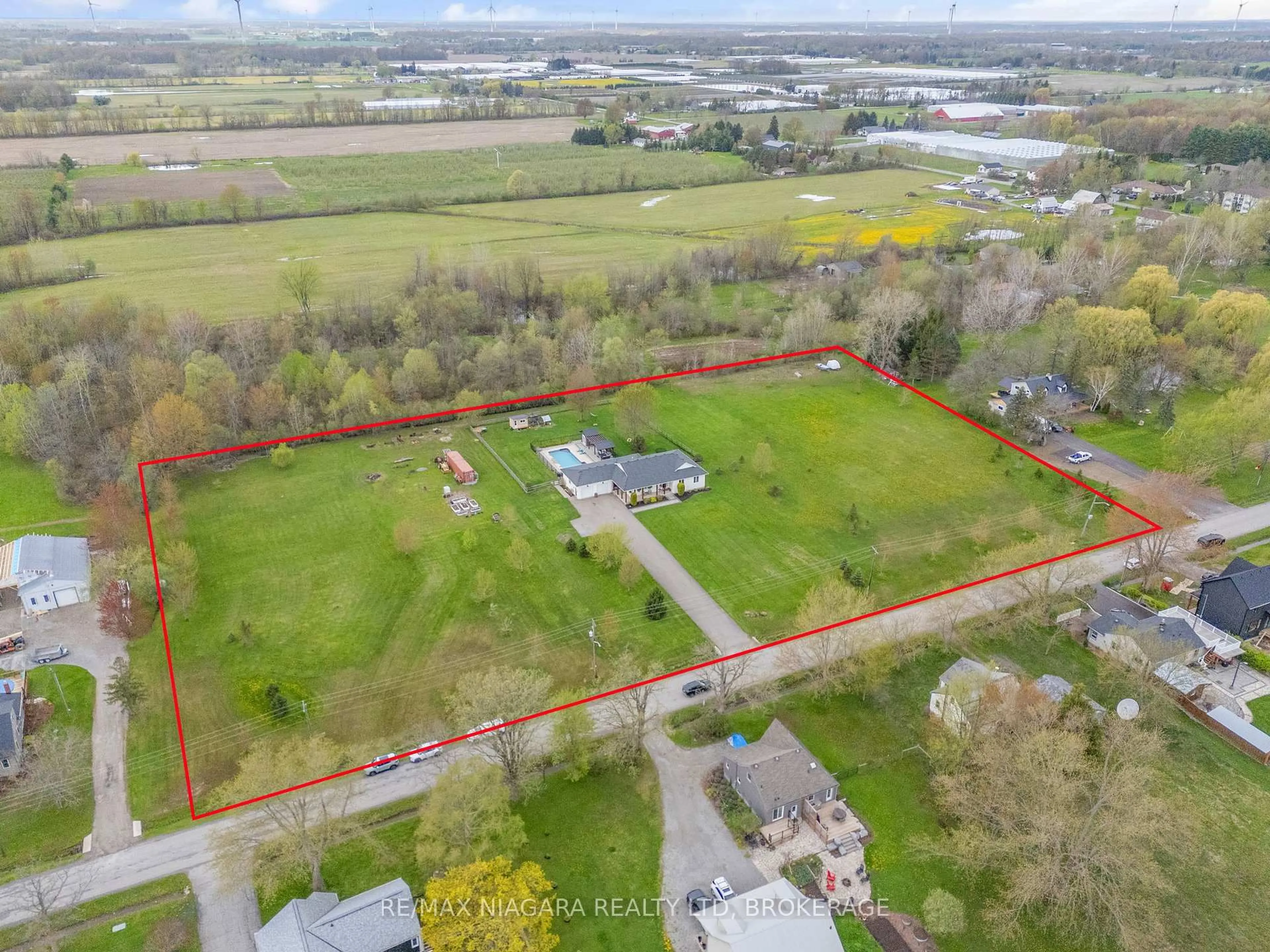 A pic from outside/outdoor area/front of a property/back of a property/a pic from drone, building for 780 Church St, Pelham Ontario L0S 1C0