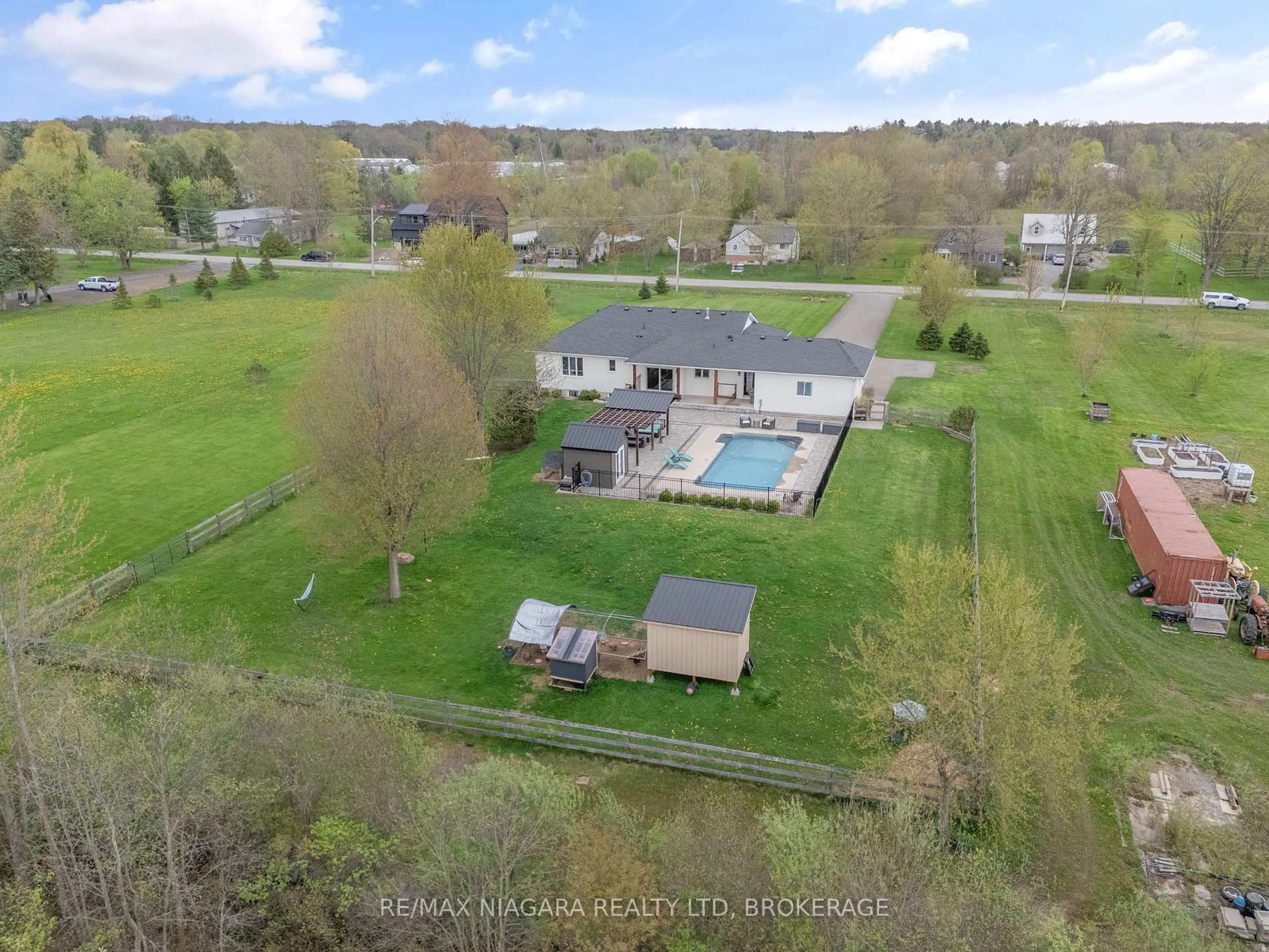 A pic from outside/outdoor area/front of a property/back of a property/a pic from drone, water/lake/river/ocean view for 780 Church St, Pelham Ontario L0S 1C0