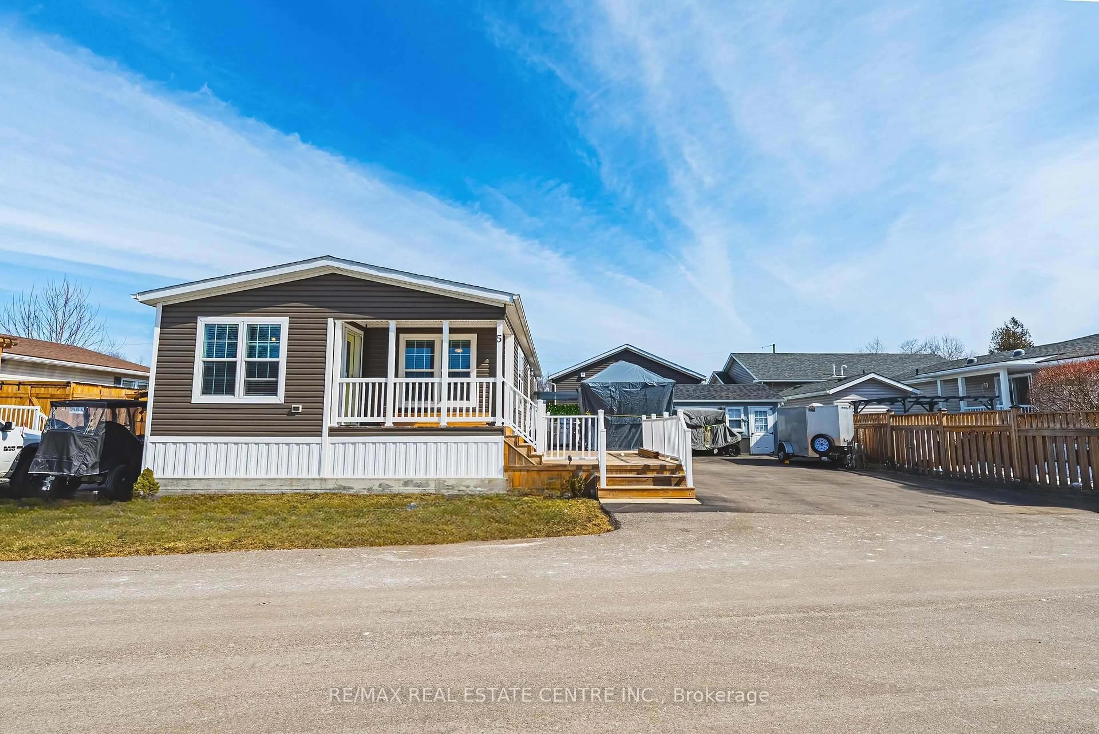 Home with vinyl exterior material, water/lake/river/ocean view for 5 Sumac St, Puslinch Ontario N0B 2J0