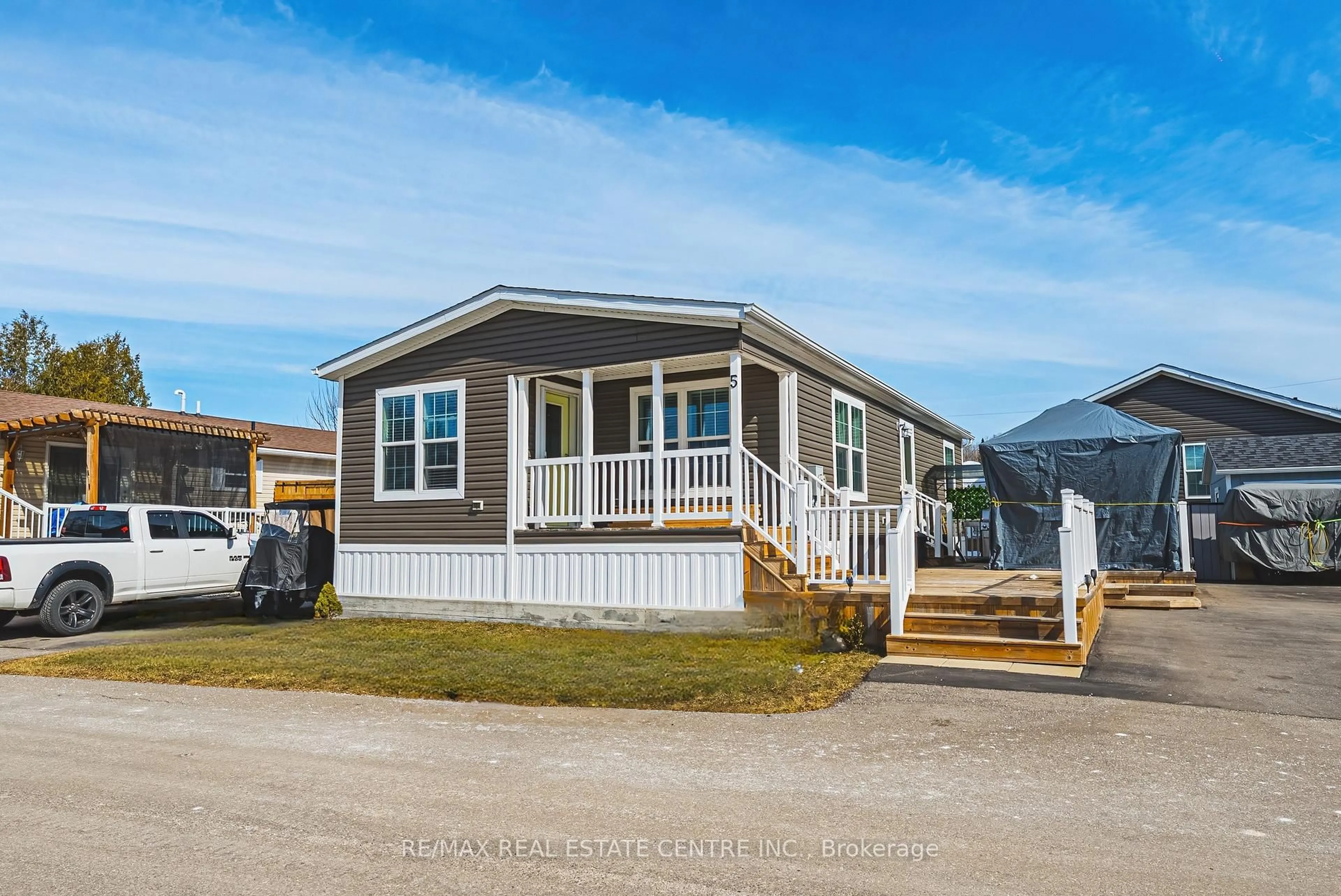 Home with vinyl exterior material, unknown for 5 Sumac St, Puslinch Ontario N0B 2J0