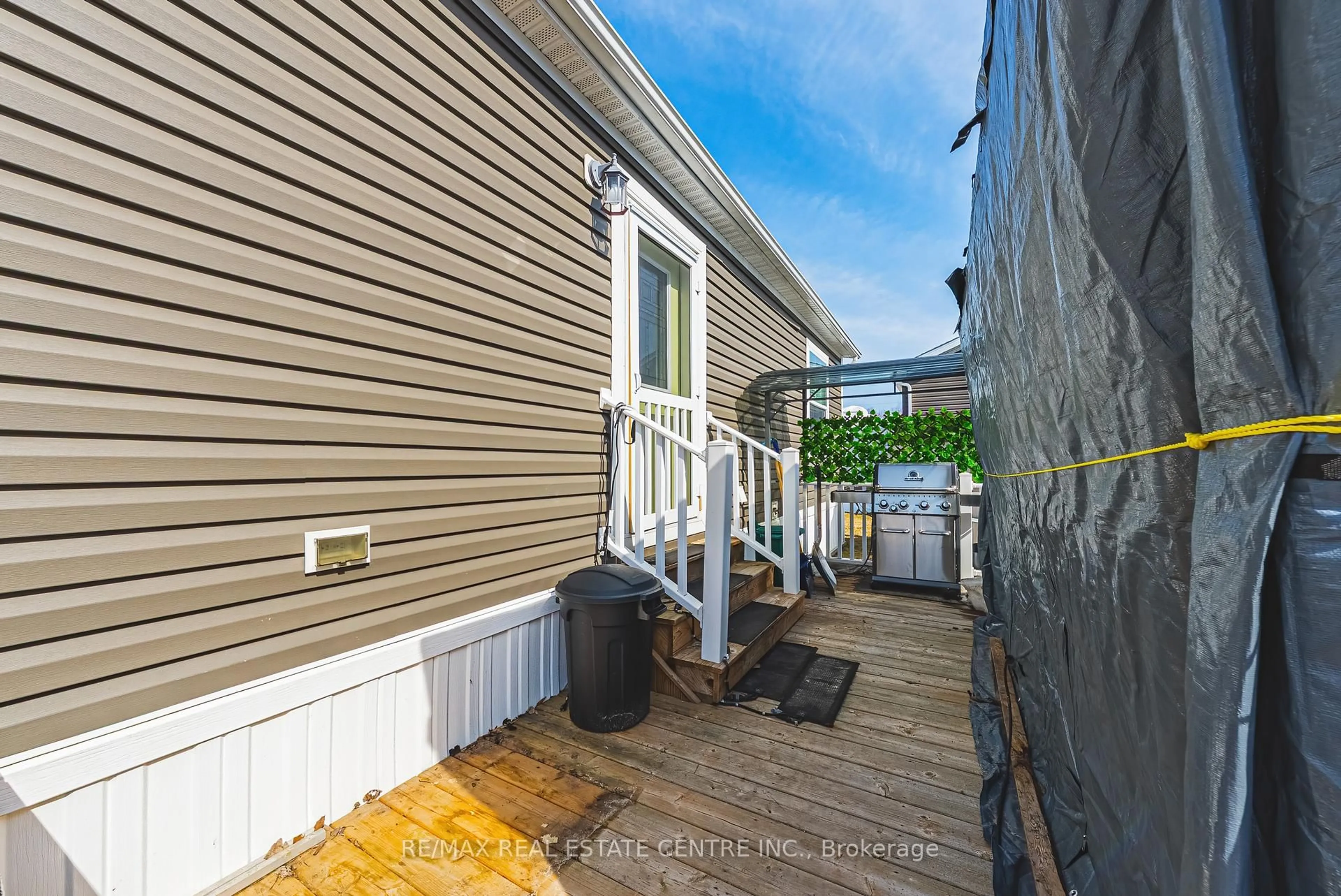 Patio, street for 5 Sumac St, Puslinch Ontario N0B 2J0