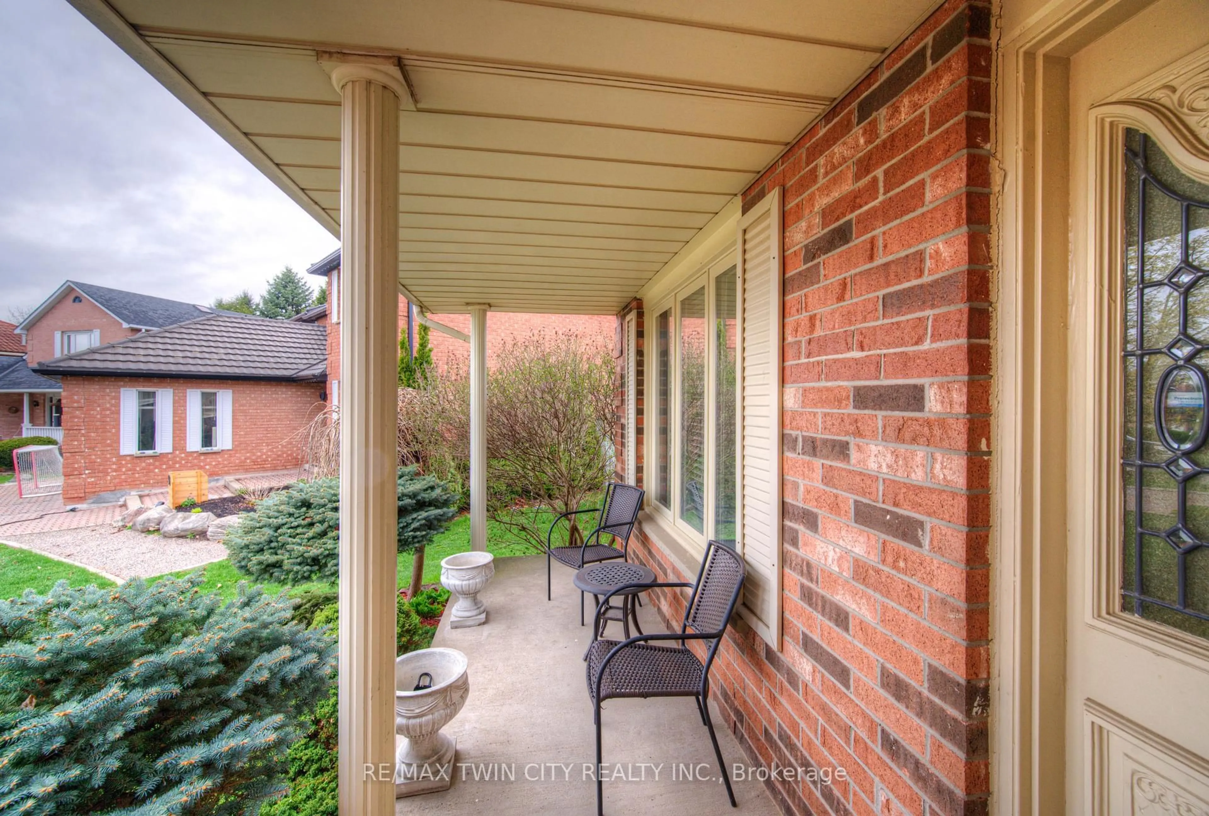 Patio, street for 102 Wallace Dr, Cambridge Ontario N1T 1K8
