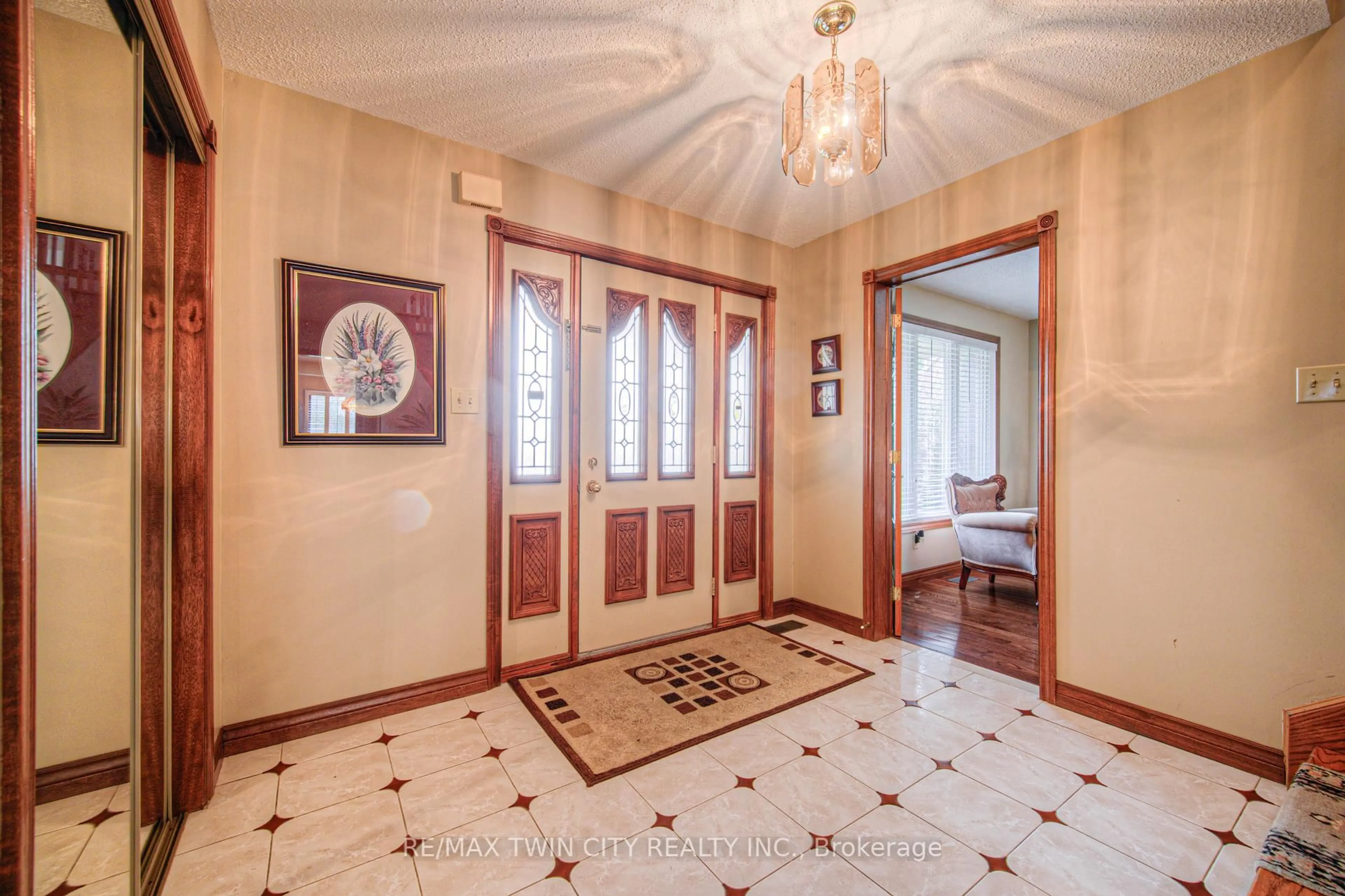 Indoor foyer for 102 Wallace Dr, Cambridge Ontario N1T 1K8