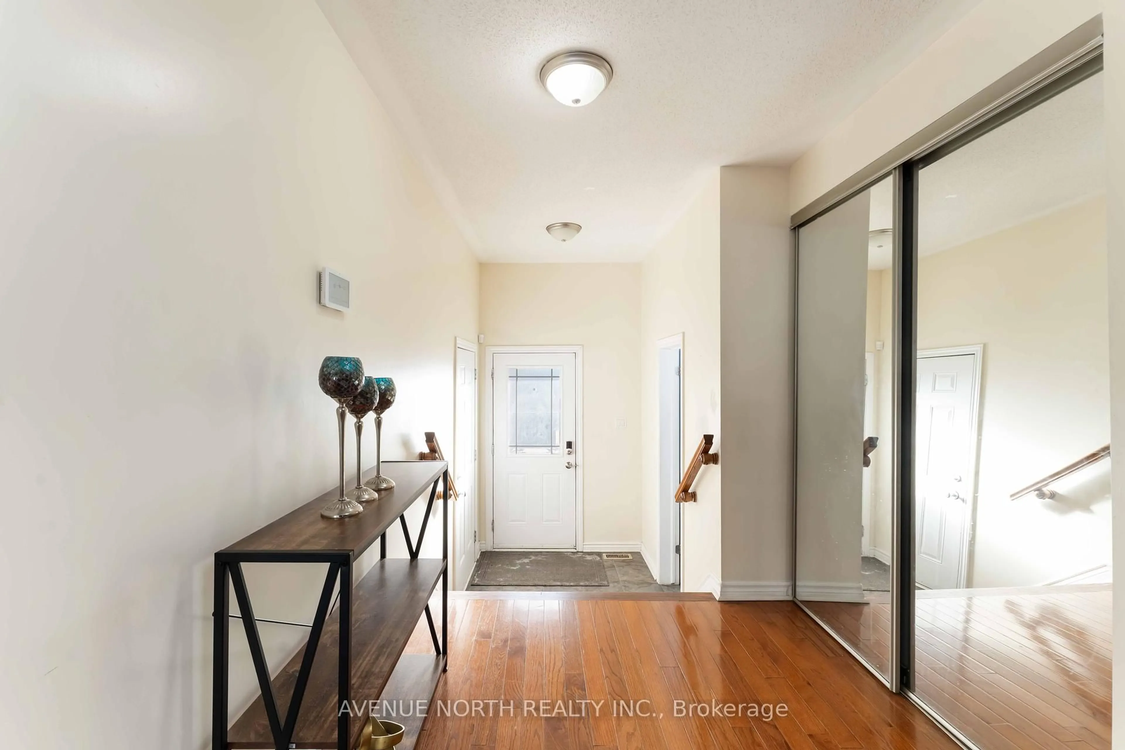 Indoor entryway for 184 Montmorency Way, Ottawa Ontario K4A 0J3