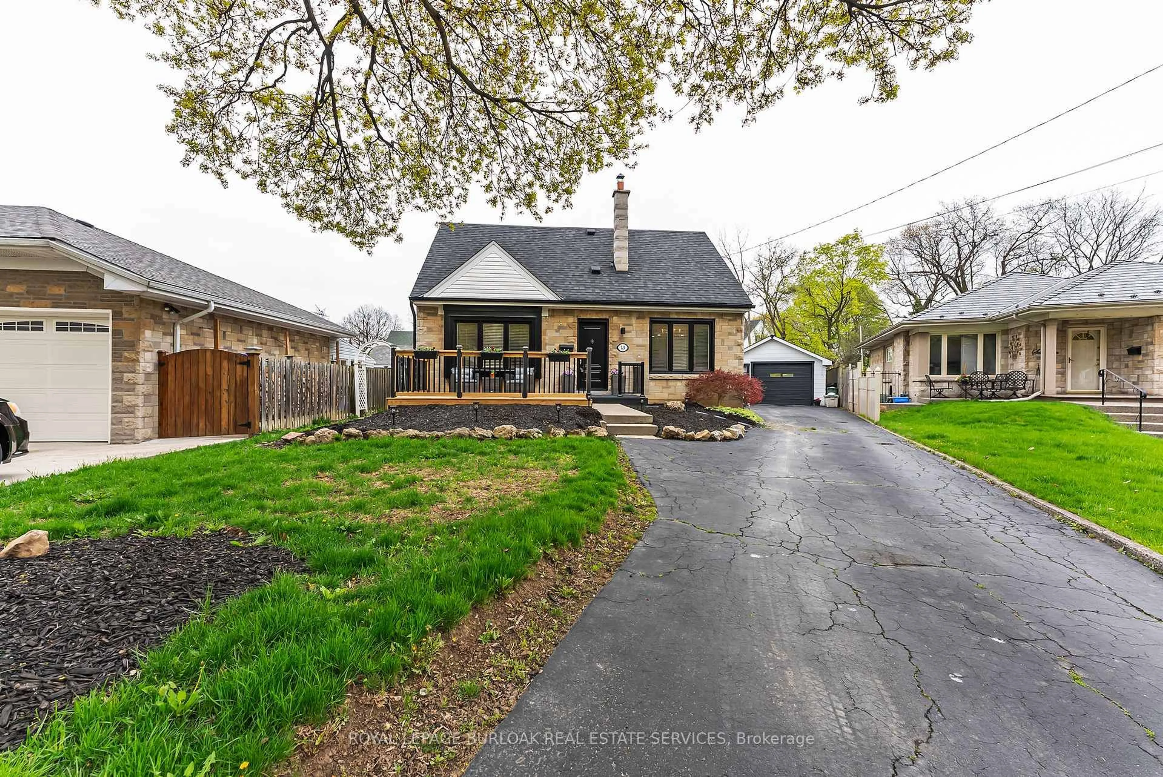 A pic from outside/outdoor area/front of a property/back of a property/a pic from drone, street for 13 Ratcliffe Crt, Hamilton Ontario L8K 4P1