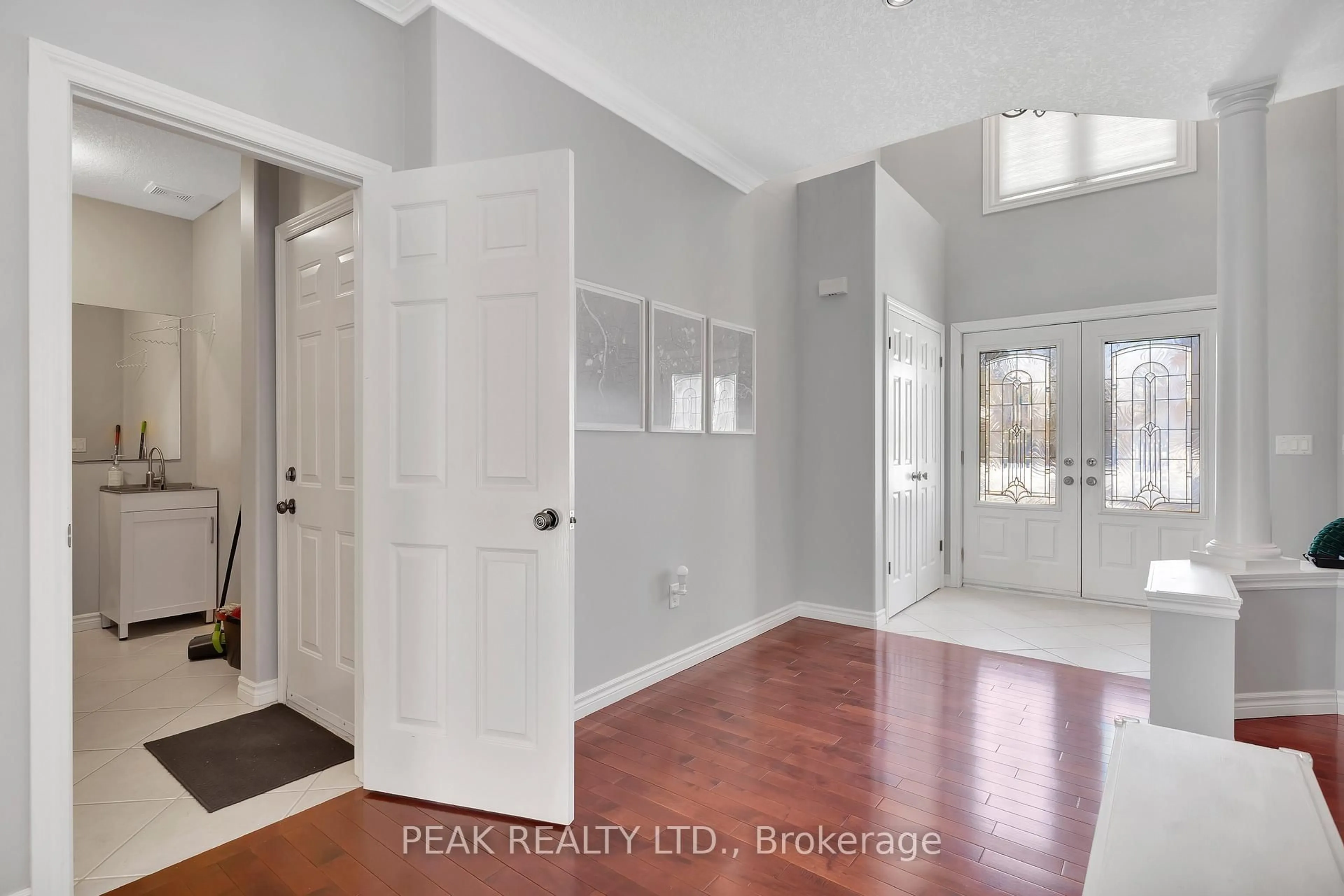 Indoor entryway for 510 Forest Gate Cres, Waterloo Ontario N2V 2X2