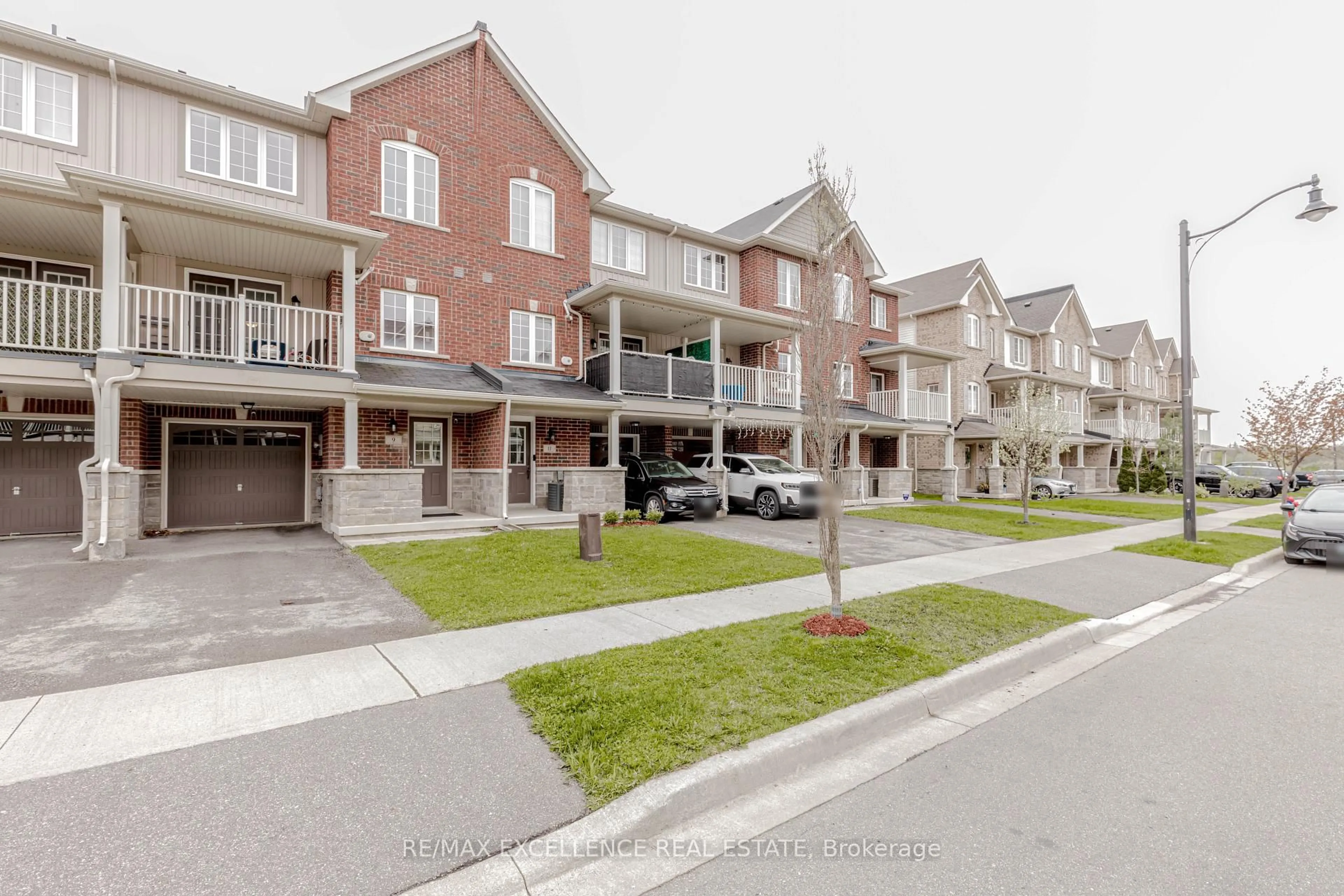 A pic from outside/outdoor area/front of a property/back of a property/a pic from drone, street for 9 Hiscott Dr, Hamilton Ontario L8B 0A2