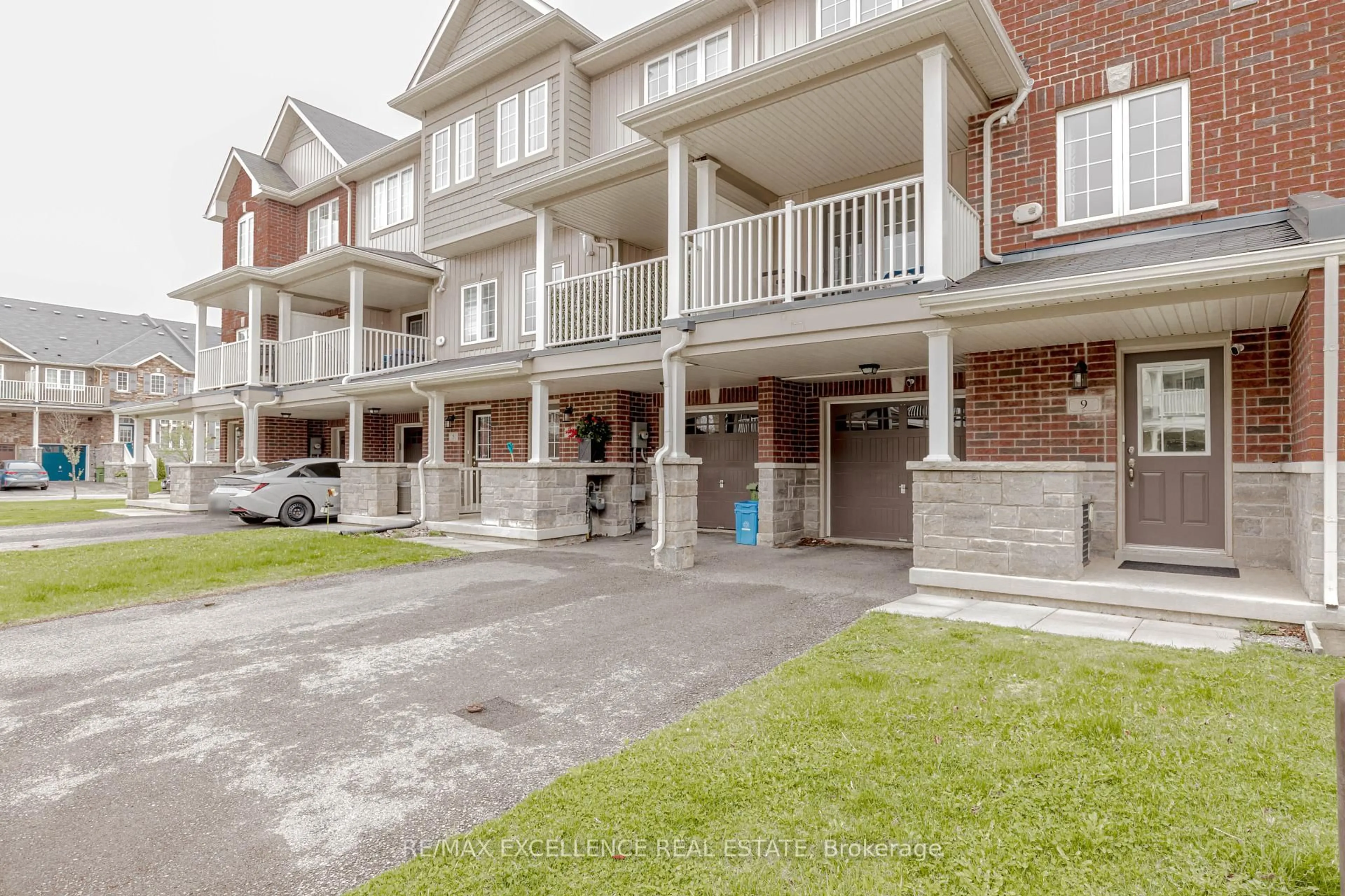 A pic from outside/outdoor area/front of a property/back of a property/a pic from drone, street for 9 Hiscott Dr, Hamilton Ontario L8B 0A2