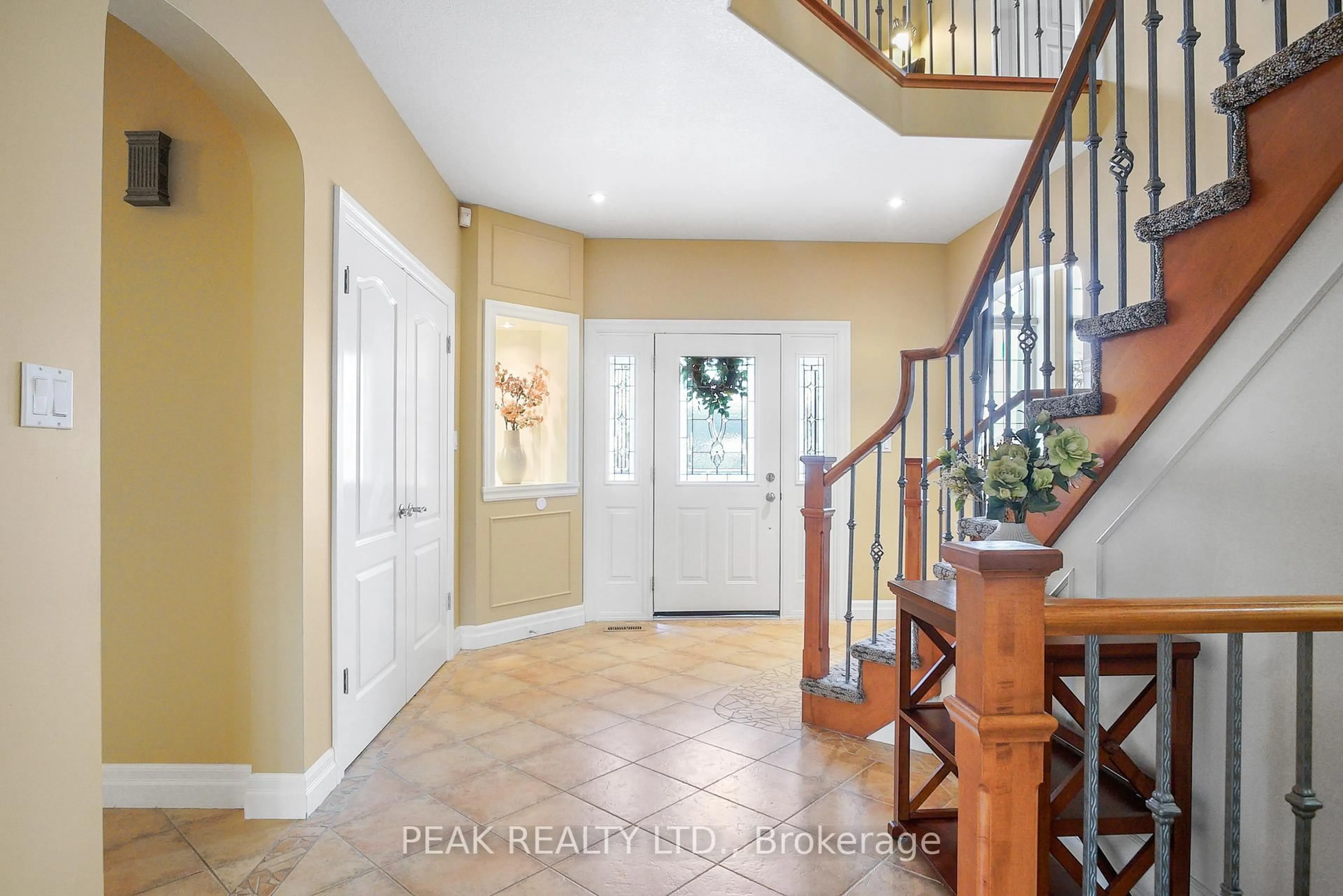 Indoor entryway for 827 Birchmount Dr, Waterloo Ontario N2V 2R3