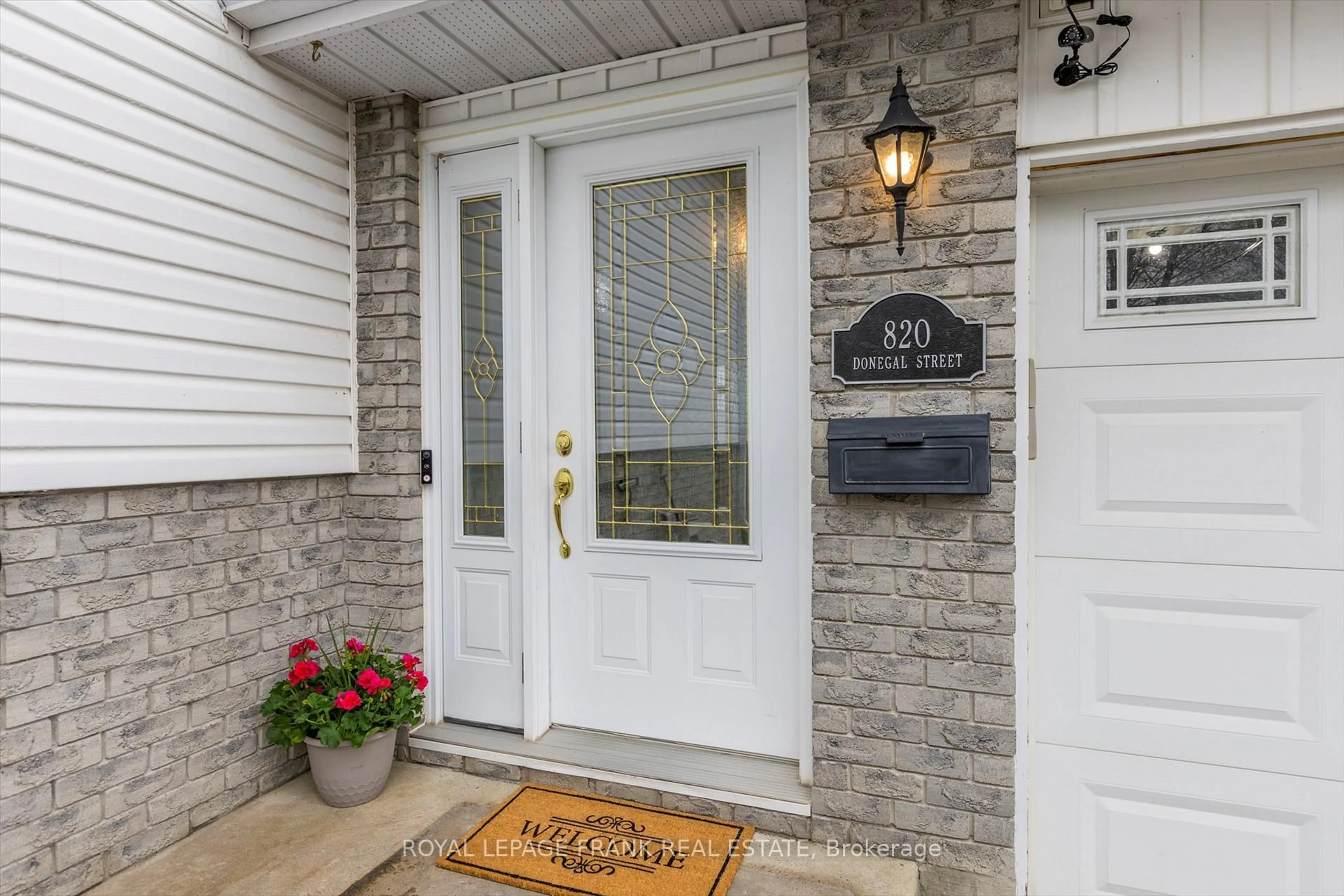 Indoor entryway for 820 Donegal St, Peterborough North Ontario K9H 4N4