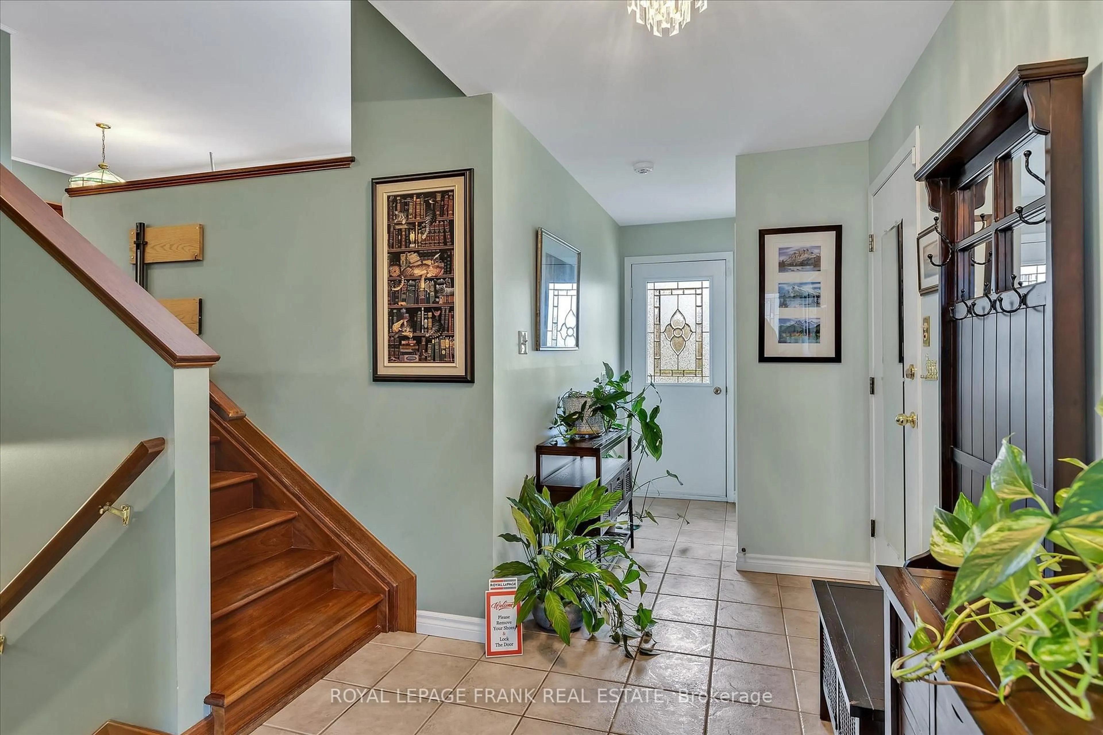 Indoor entryway for 820 Donegal St, Peterborough North Ontario K9H 4N4
