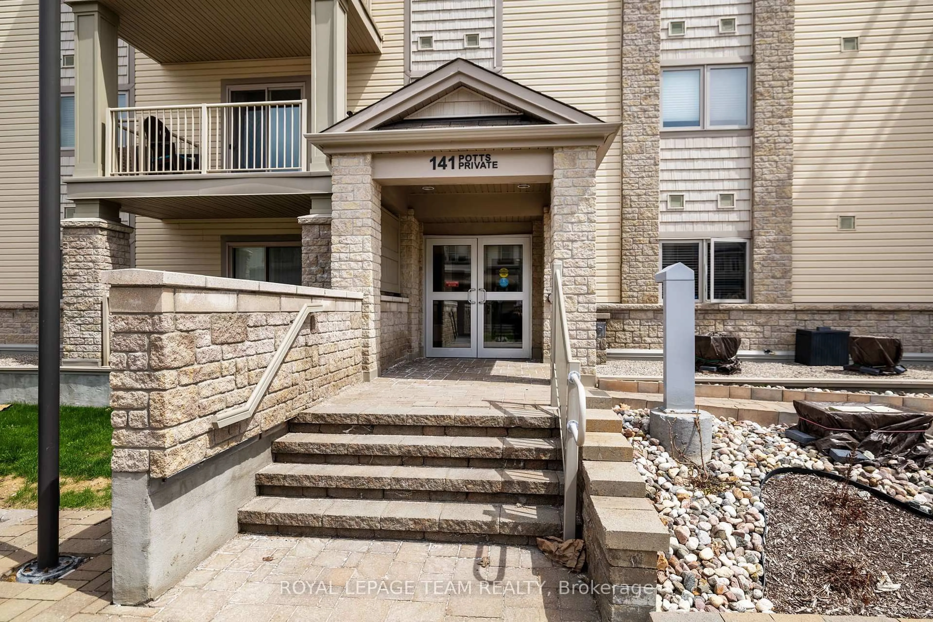 Indoor foyer for 141 Potts Private #301, Ottawa Ontario K4A 0X9