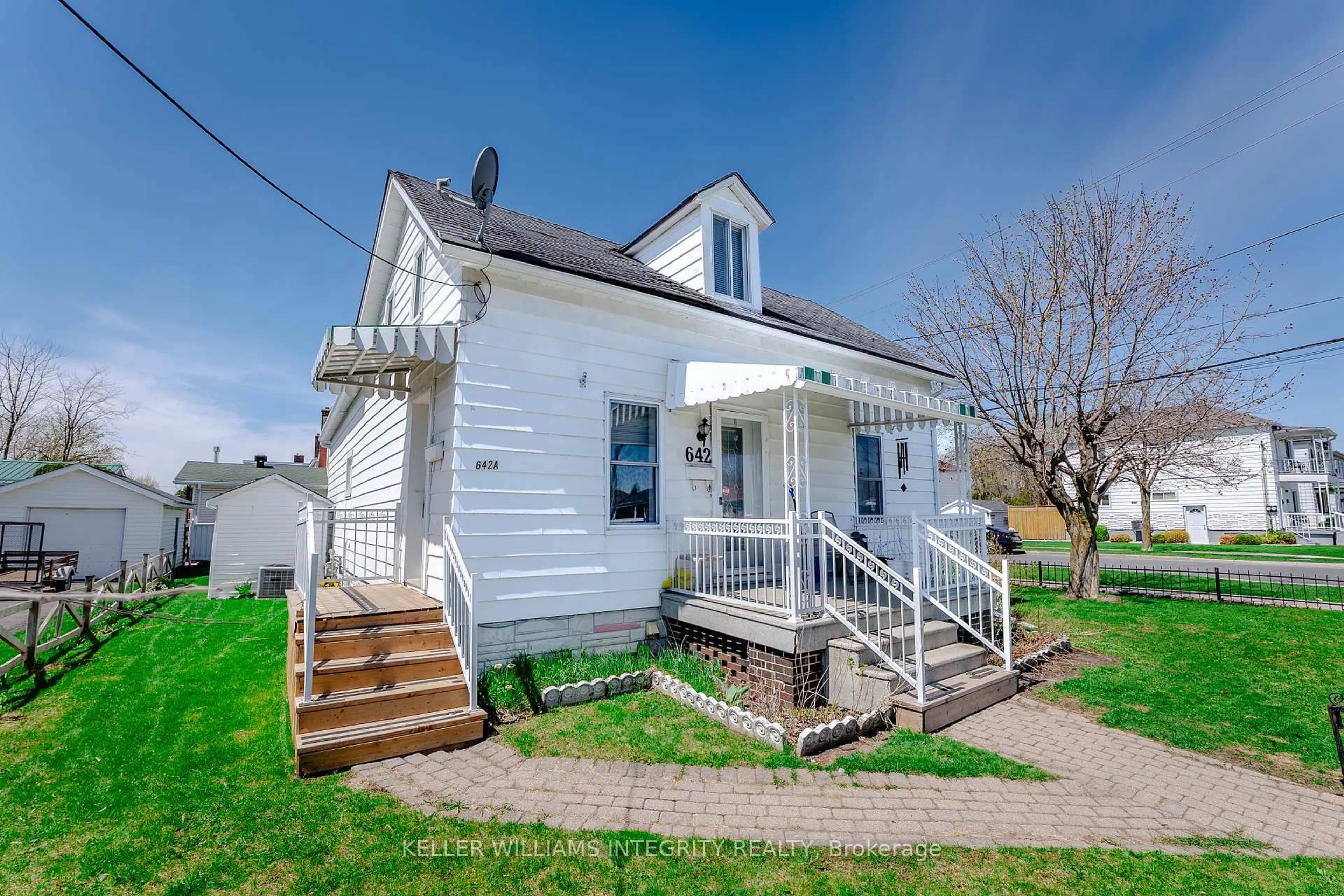 Home with vinyl exterior material, street for 642 Marlborough St, Cornwall Ontario K6H 4B1