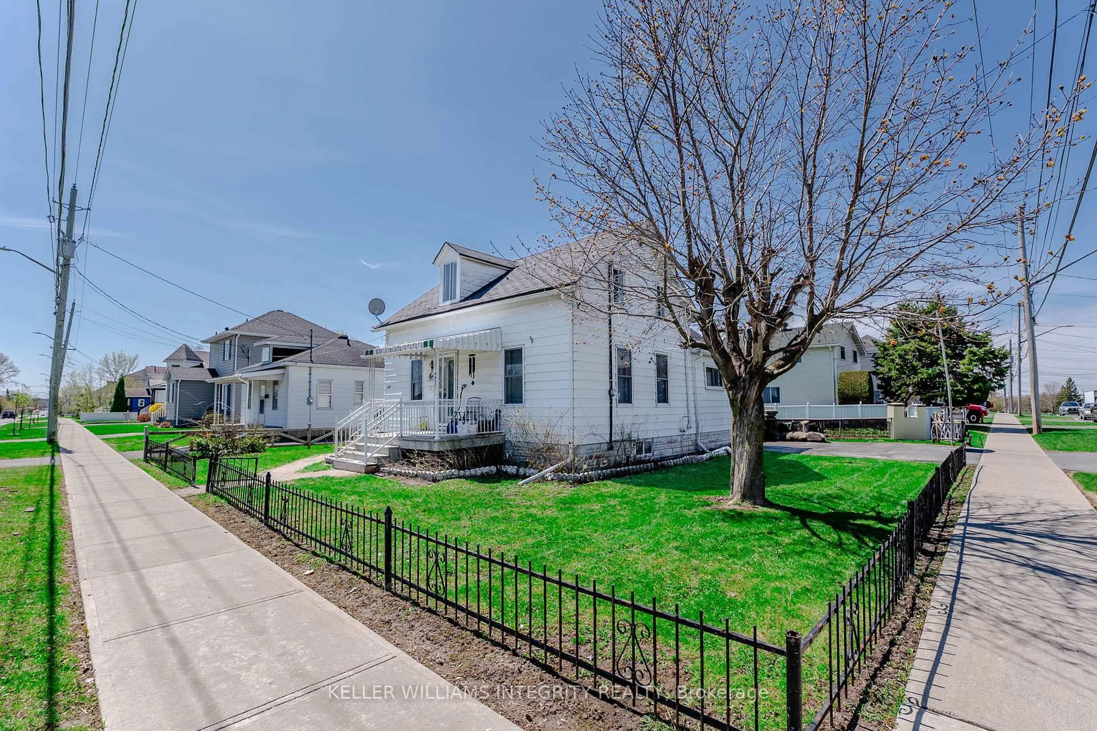 A pic from outside/outdoor area/front of a property/back of a property/a pic from drone, street for 642 Marlborough St, Cornwall Ontario K6H 4B1