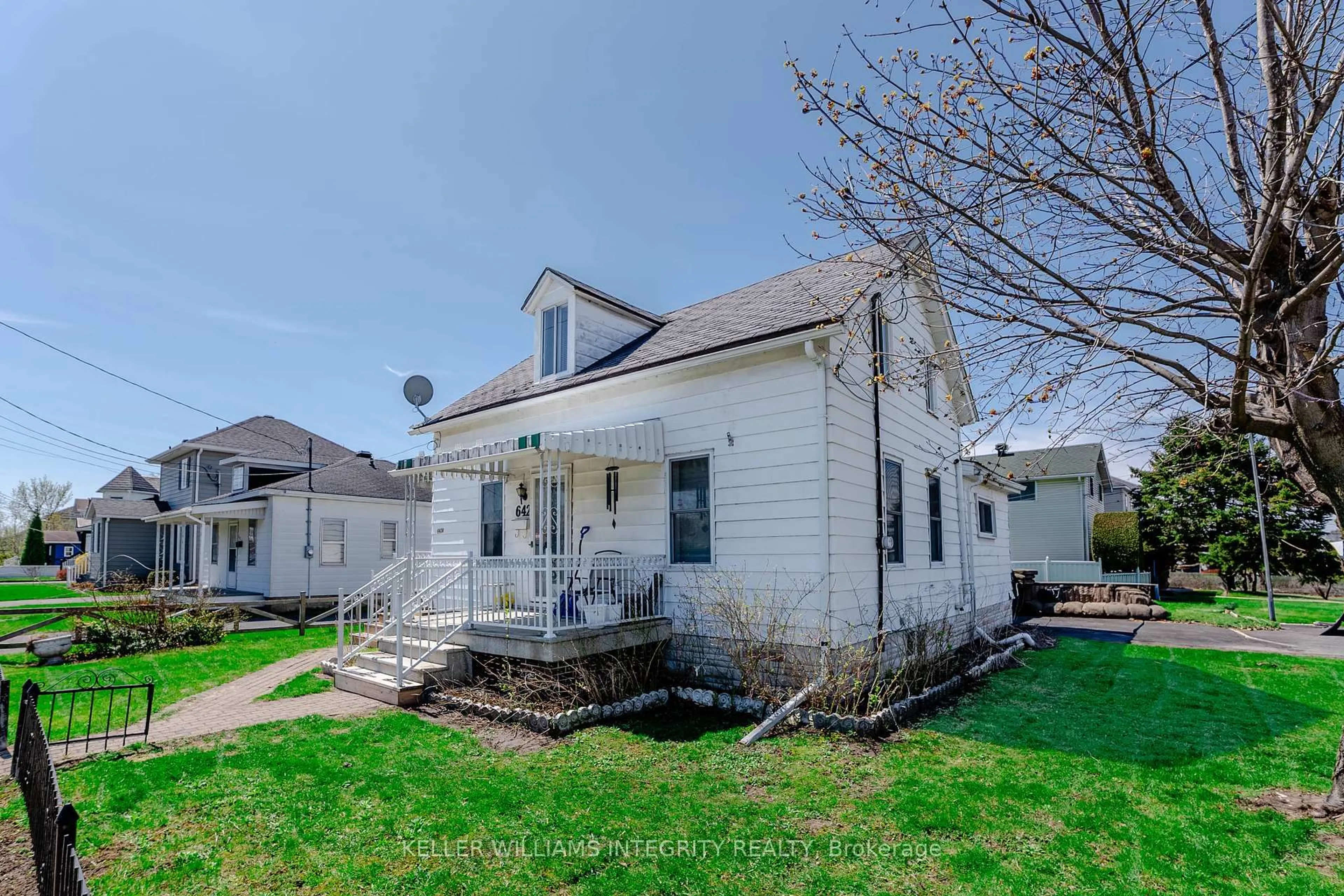A pic from outside/outdoor area/front of a property/back of a property/a pic from drone, street for 642 Marlborough St, Cornwall Ontario K6H 4B1
