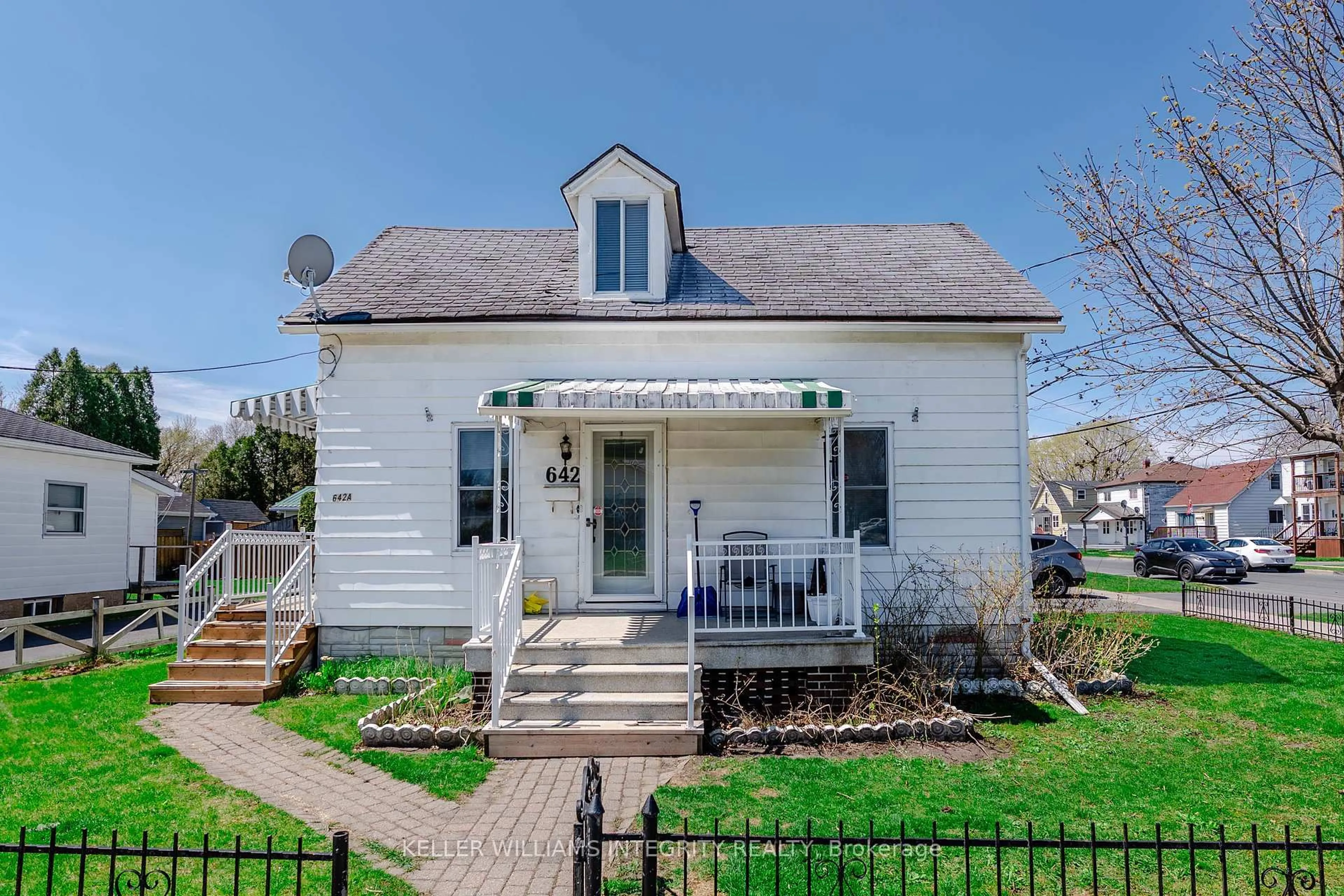 Home with vinyl exterior material, street for 642 Marlborough St, Cornwall Ontario K6H 4B1