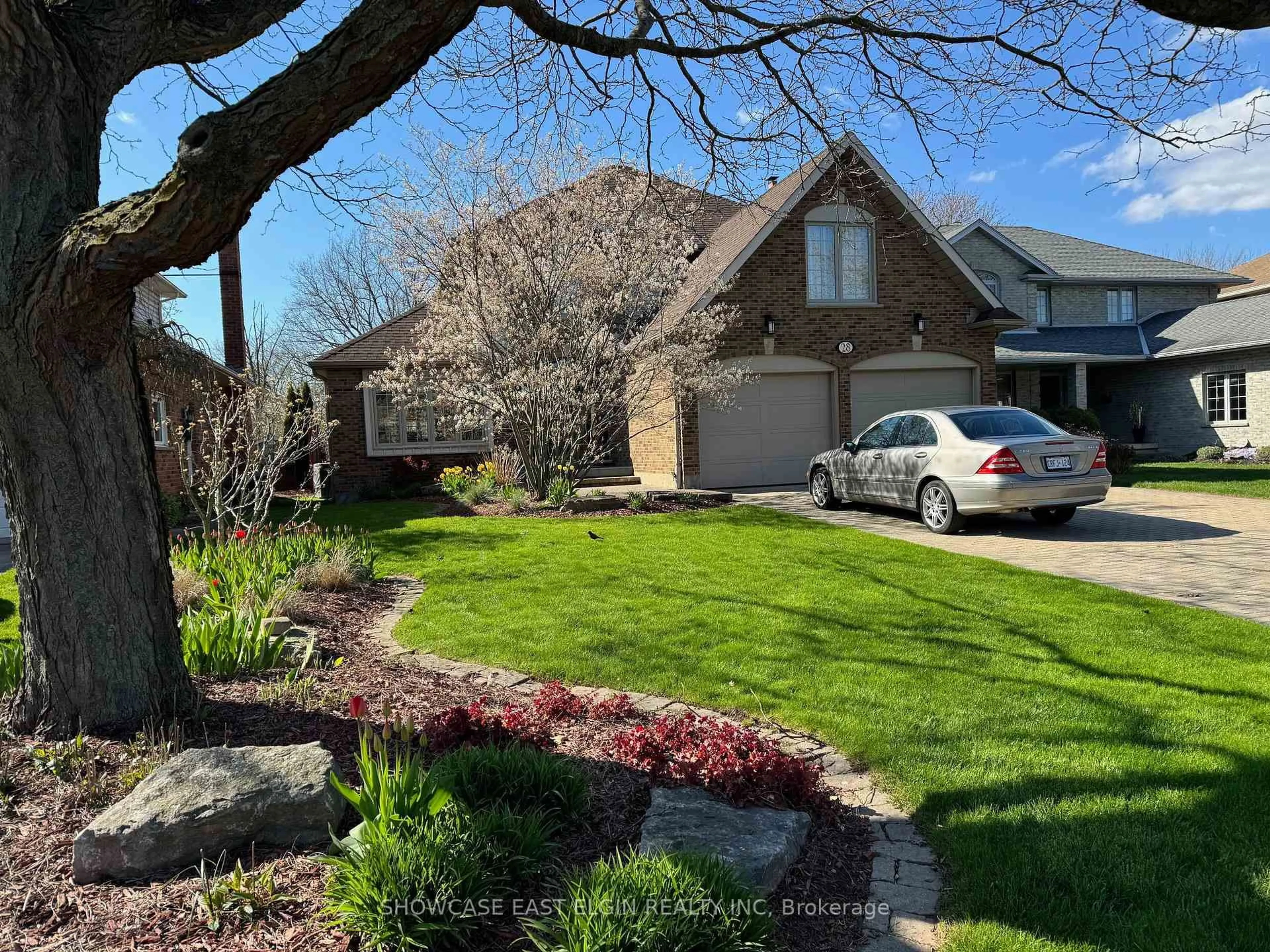 A pic from outside/outdoor area/front of a property/back of a property/a pic from drone, street for 28 Sinclair Cres, Aylmer Ontario N5H 3B7